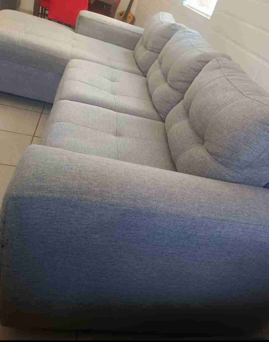 Sofá seccional gris claro - miniatura 2