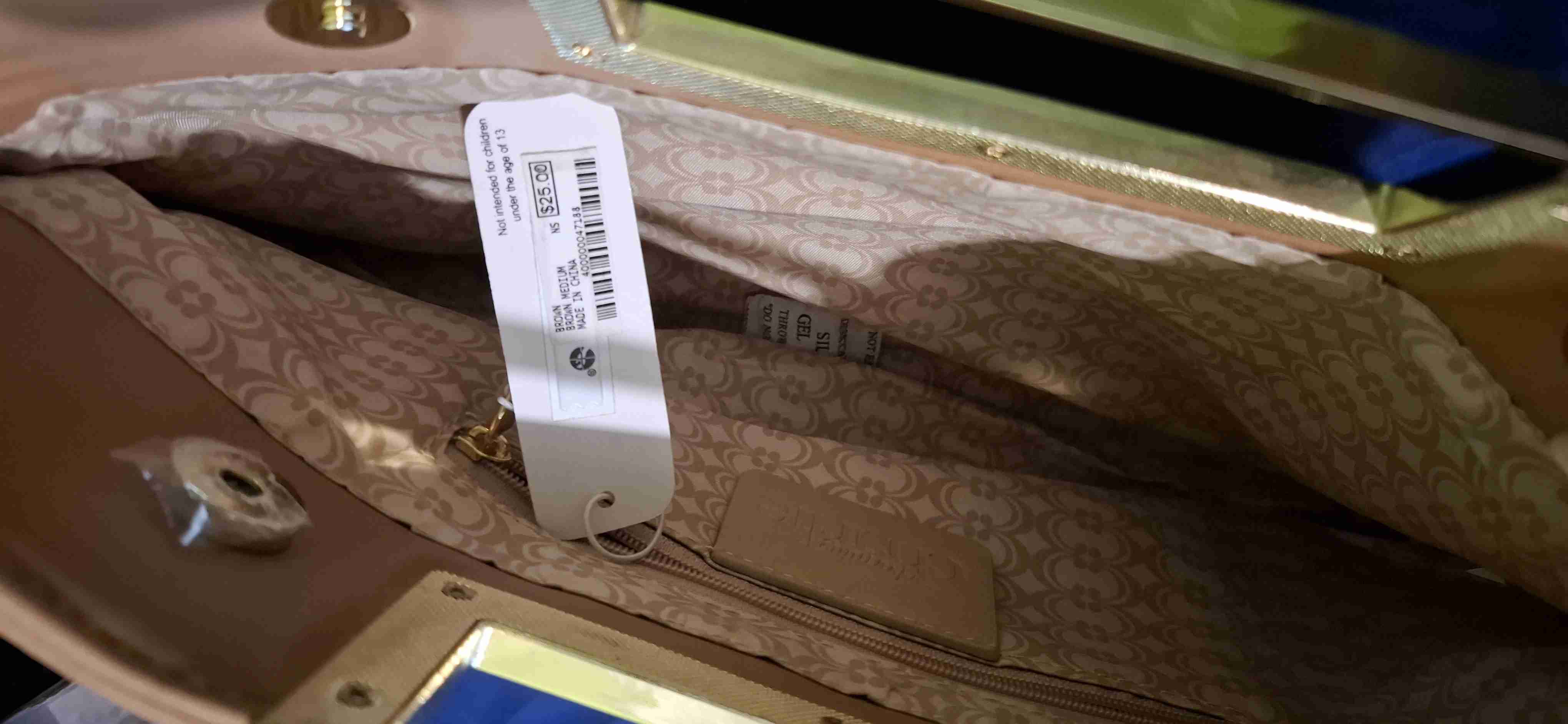 Cartera sobre café con detalle dorado - miniatura 2