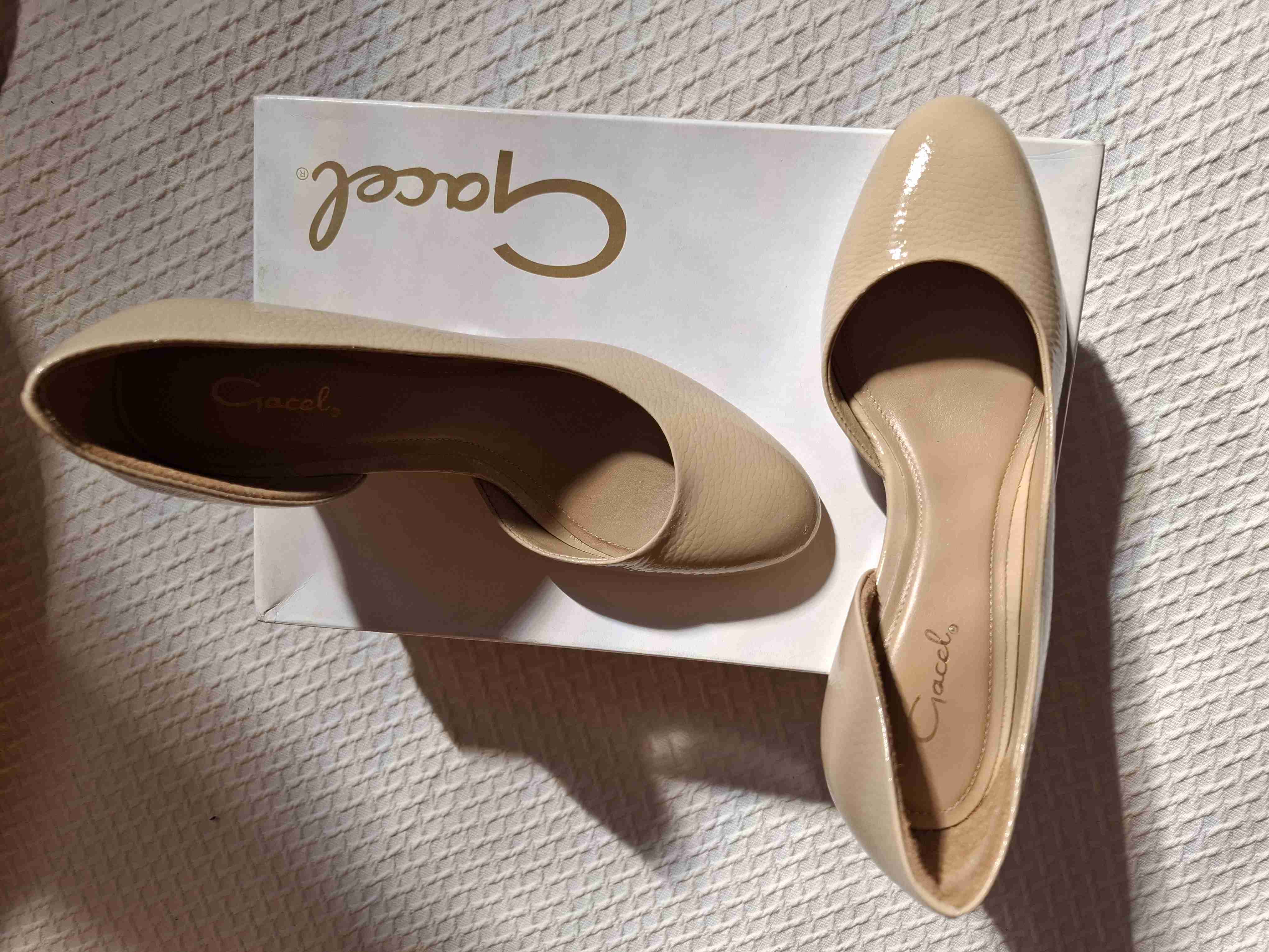 Zapatos beige tacón corrido - miniatura 4