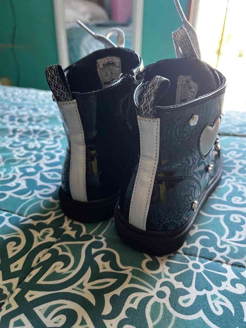 Botas negras con cordones brillantes - miniatura 2