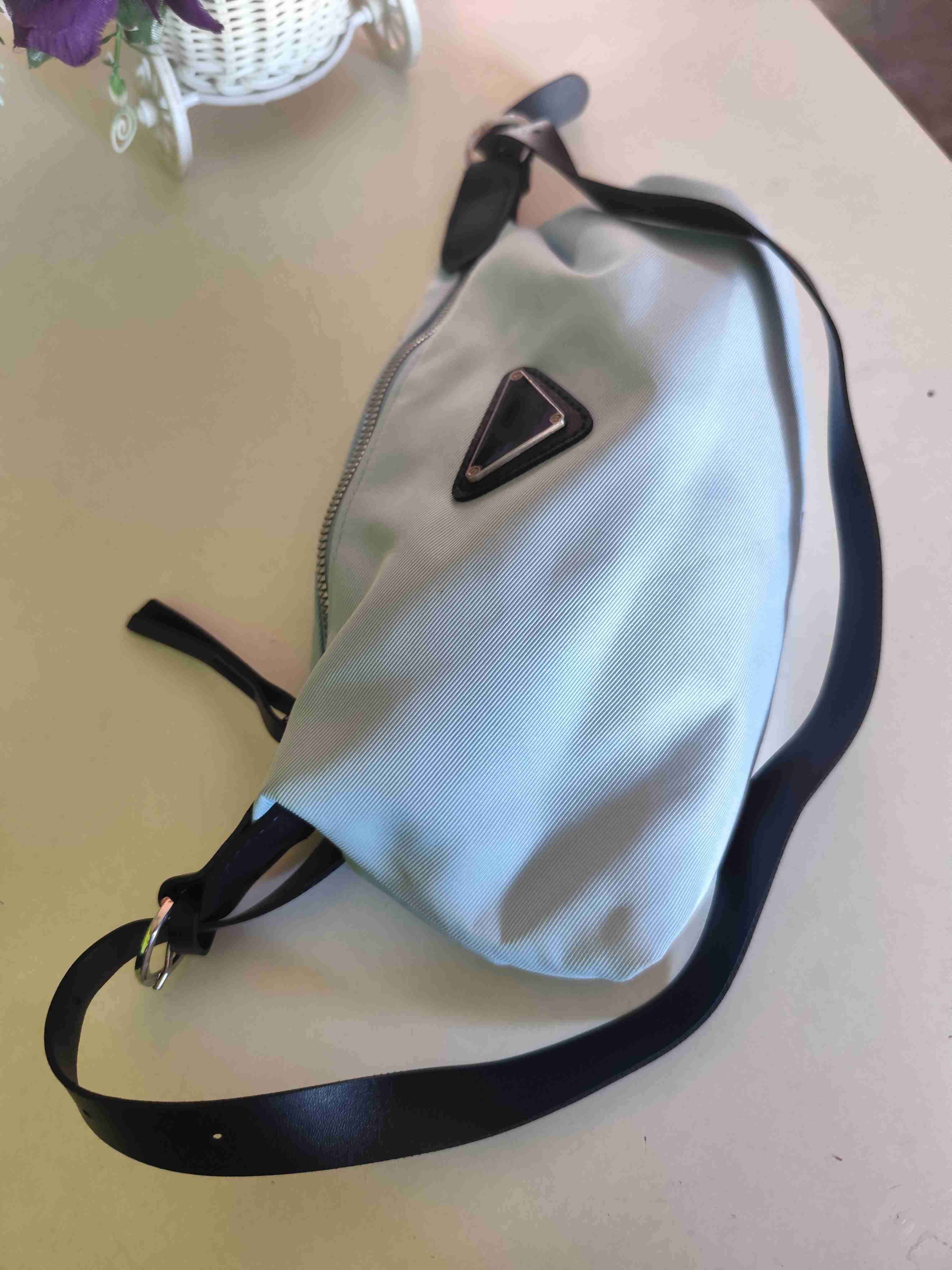 Cartera celeste con correa negra - miniatura 3