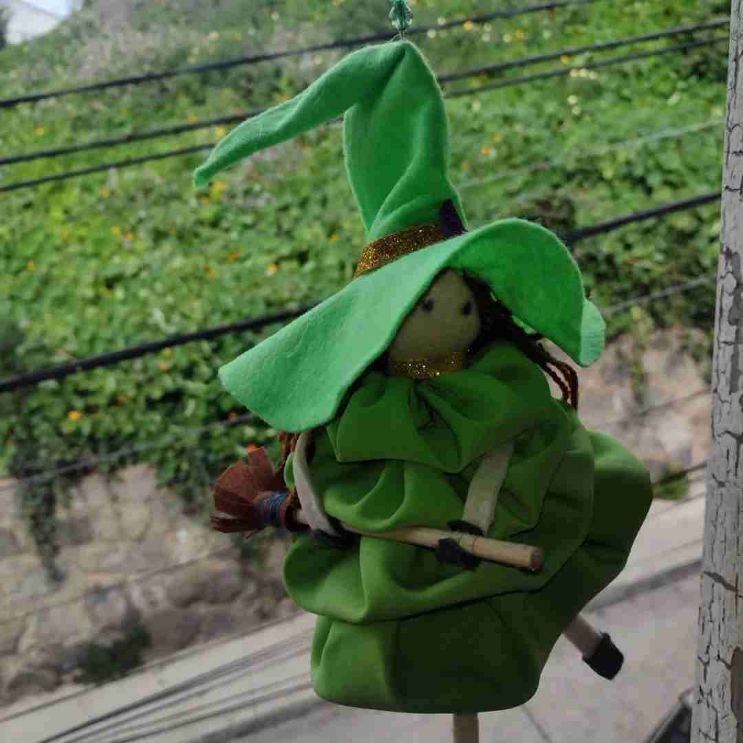 Muñeca colgante bruja - miniatura 1