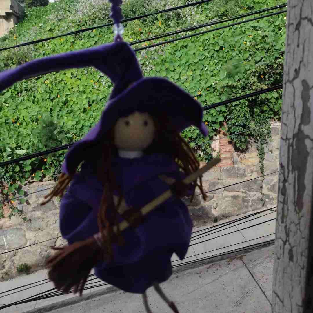 Muñeca colgante bruja - miniatura 2