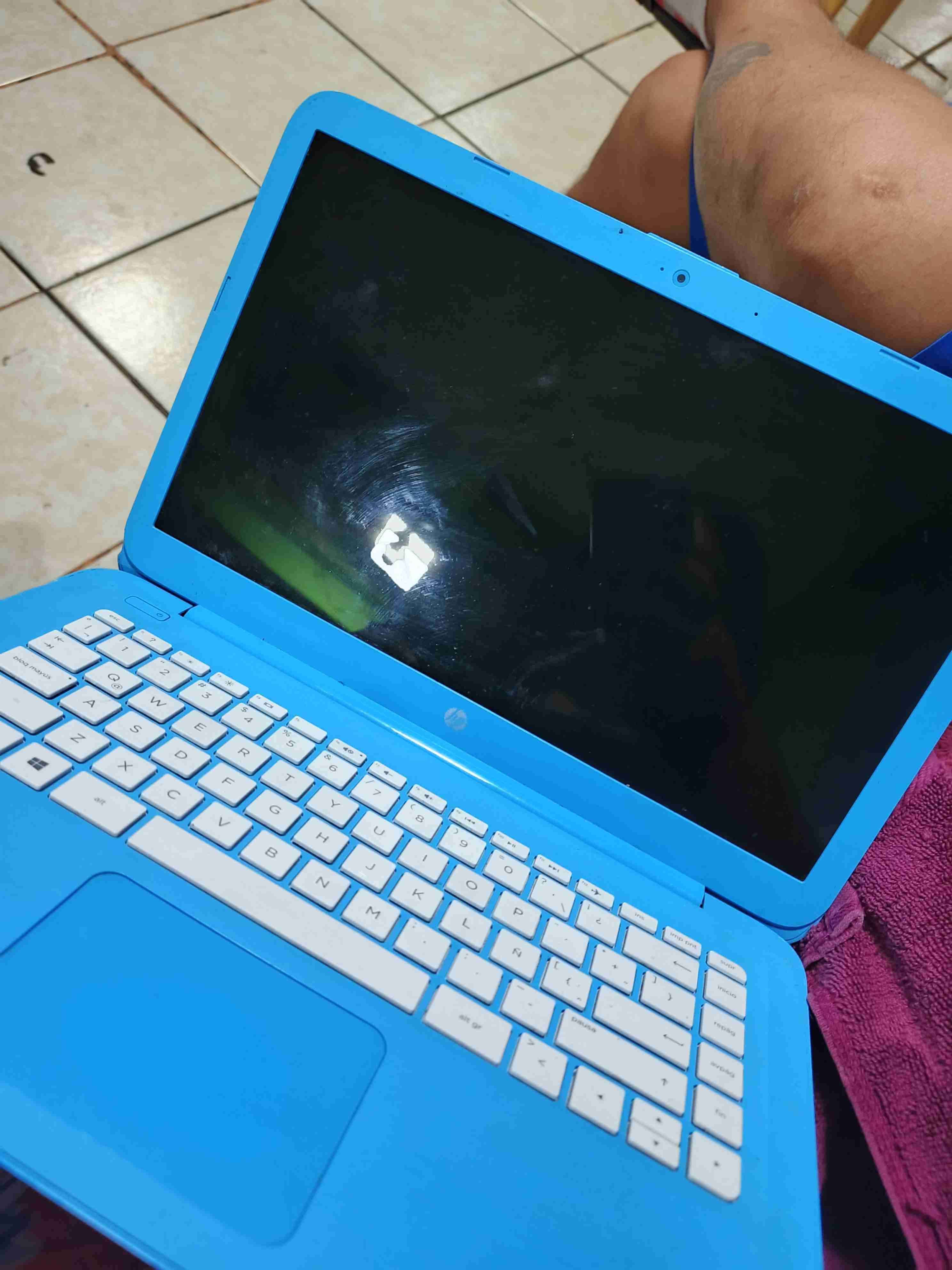 Laptop HP azul usada, permuto por un iPhone