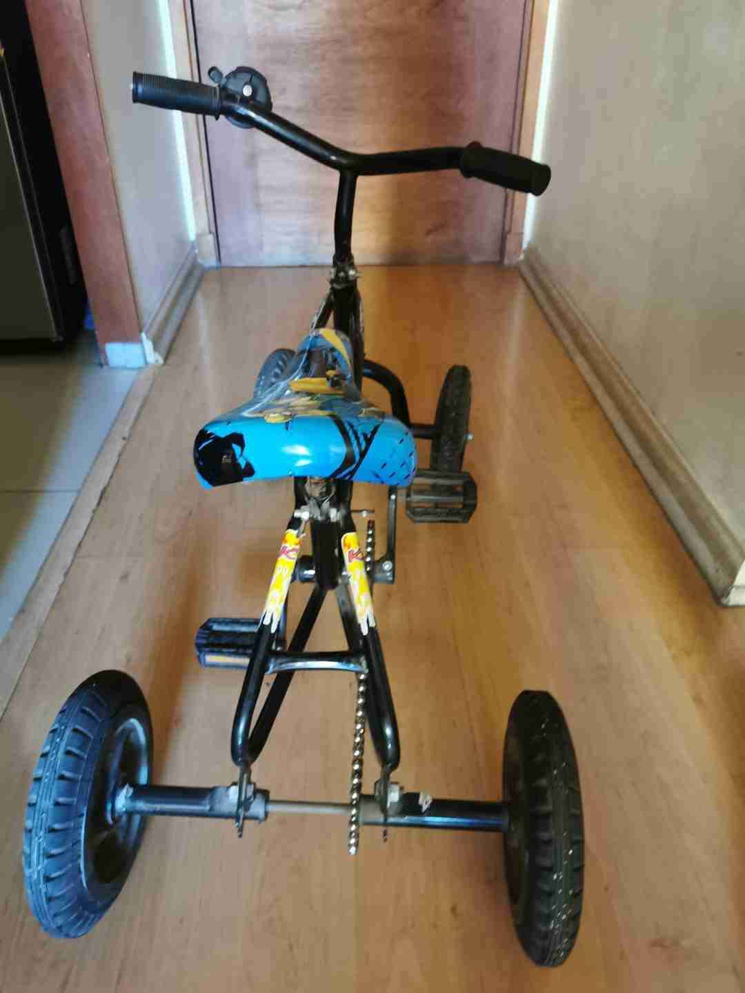 Cuatriciclo infantil negro con diseño - miniatura 1