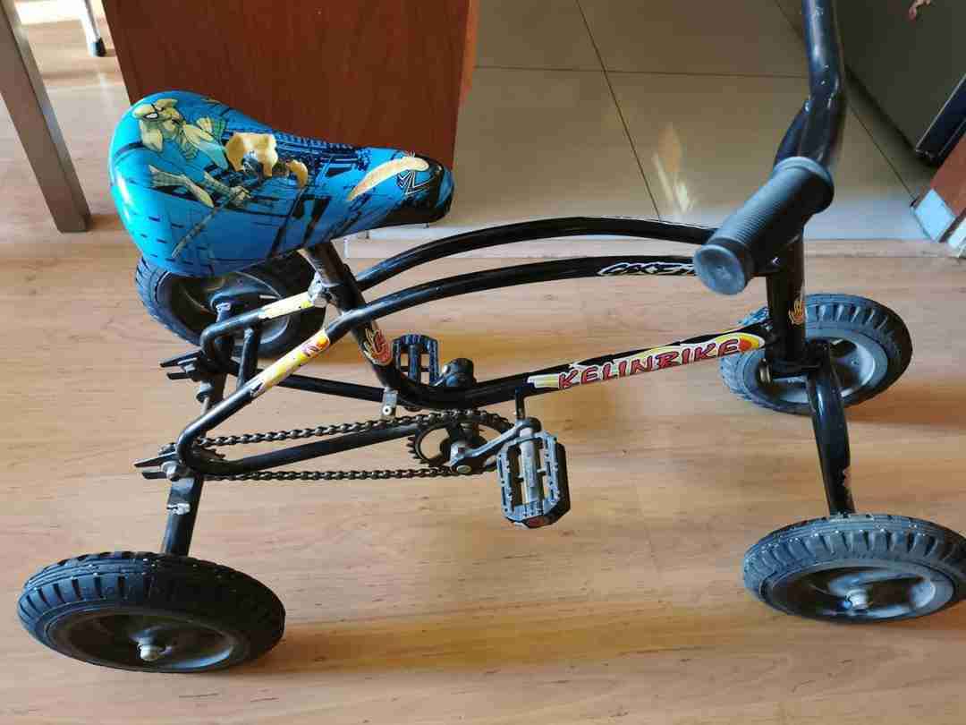 Cuatriciclo infantil negro con diseño - miniatura 2