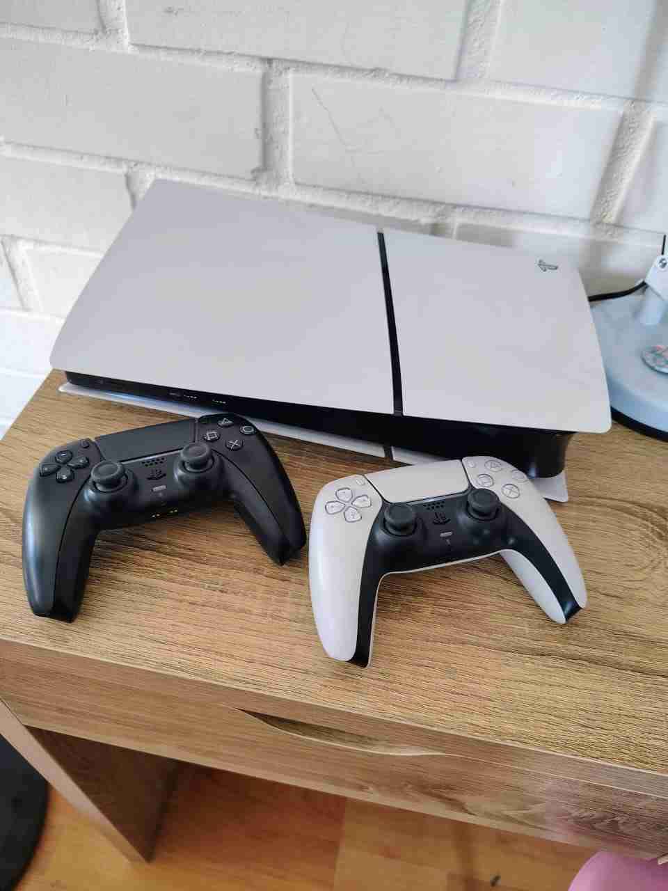 PS5 con dos controles
