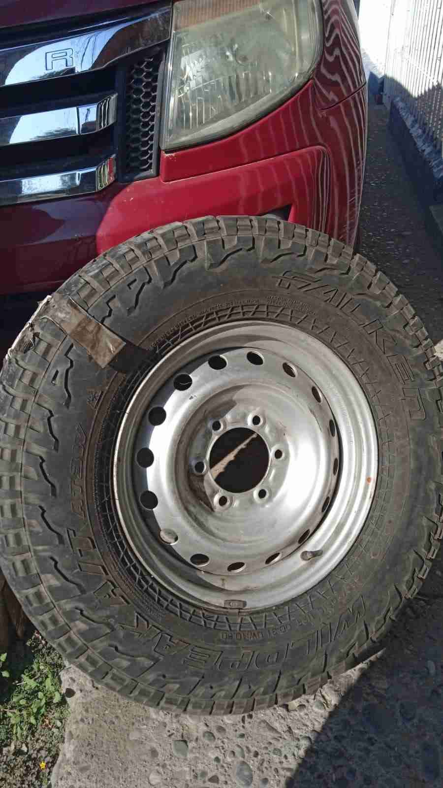 Llanta con neumático para camioneta - miniatura 1