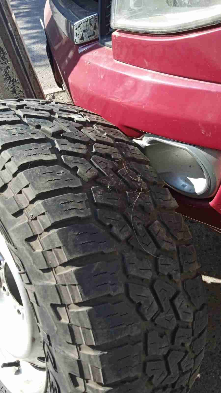 Llanta con neumático para camioneta - miniatura 2