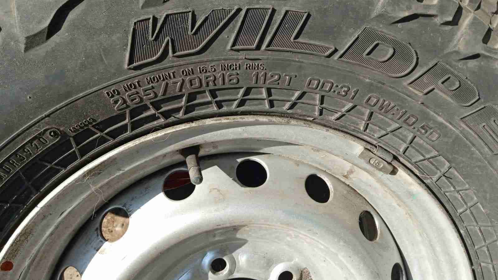 Llanta con neumático para camioneta - miniatura 3