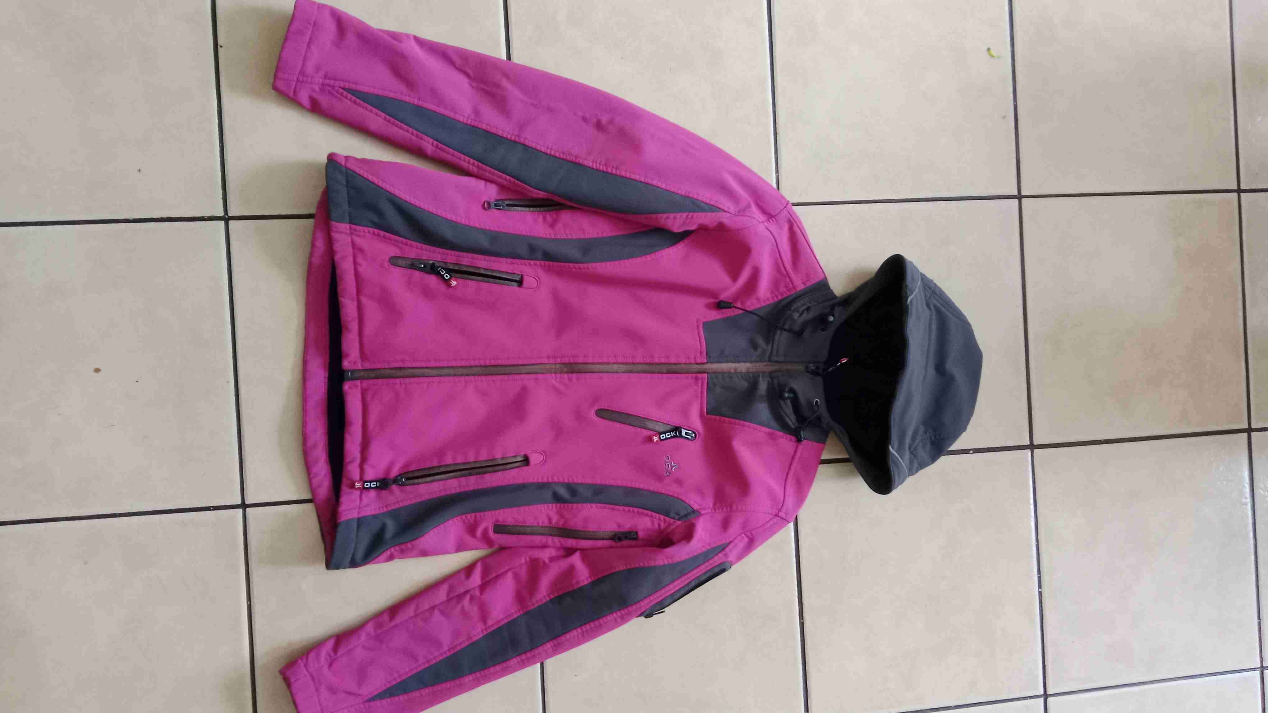 Chaqueta impermeable rosada con capucha - miniatura 1