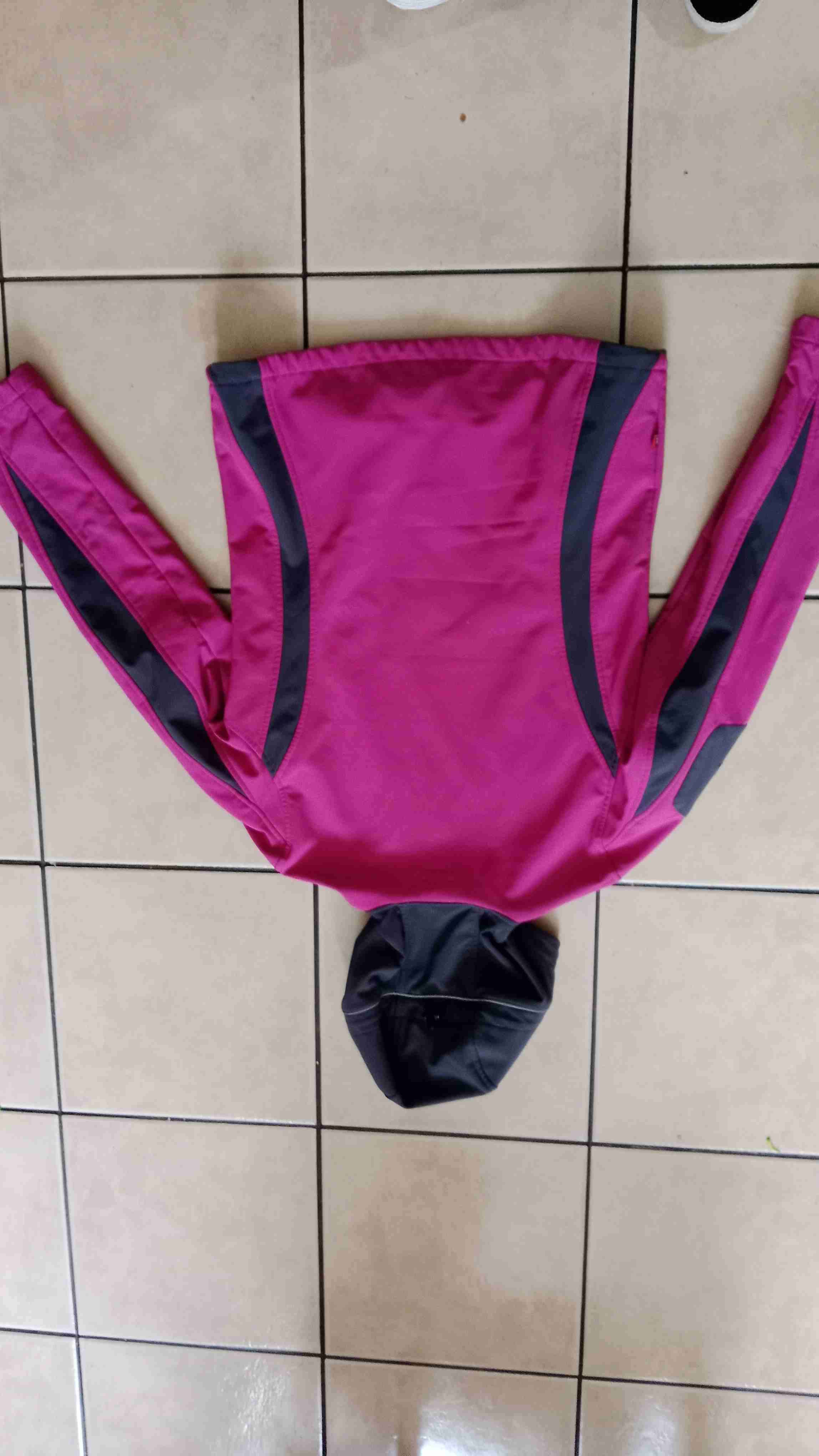 Chaqueta impermeable rosada con capucha - miniatura 2