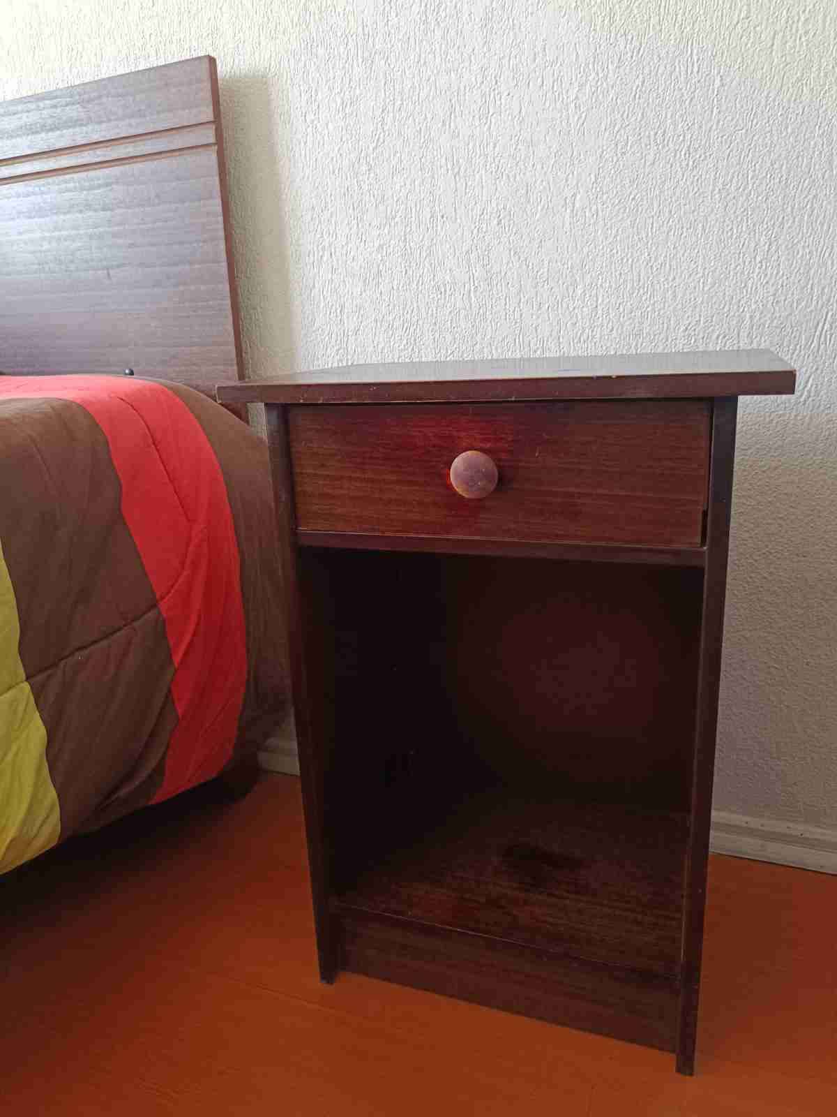 Cama matrimonial con colchón y veladores - miniatura 2