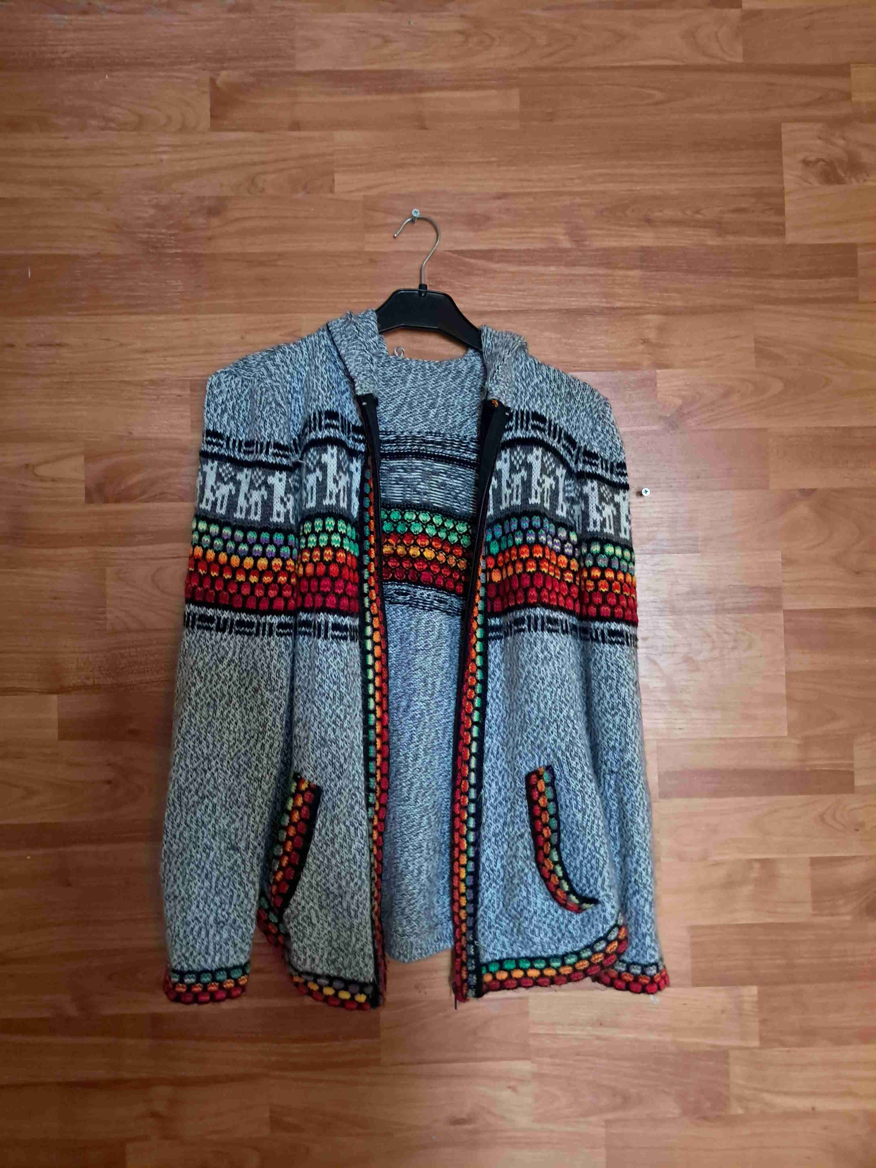 Chompa gris con diseño étnico - miniatura 2