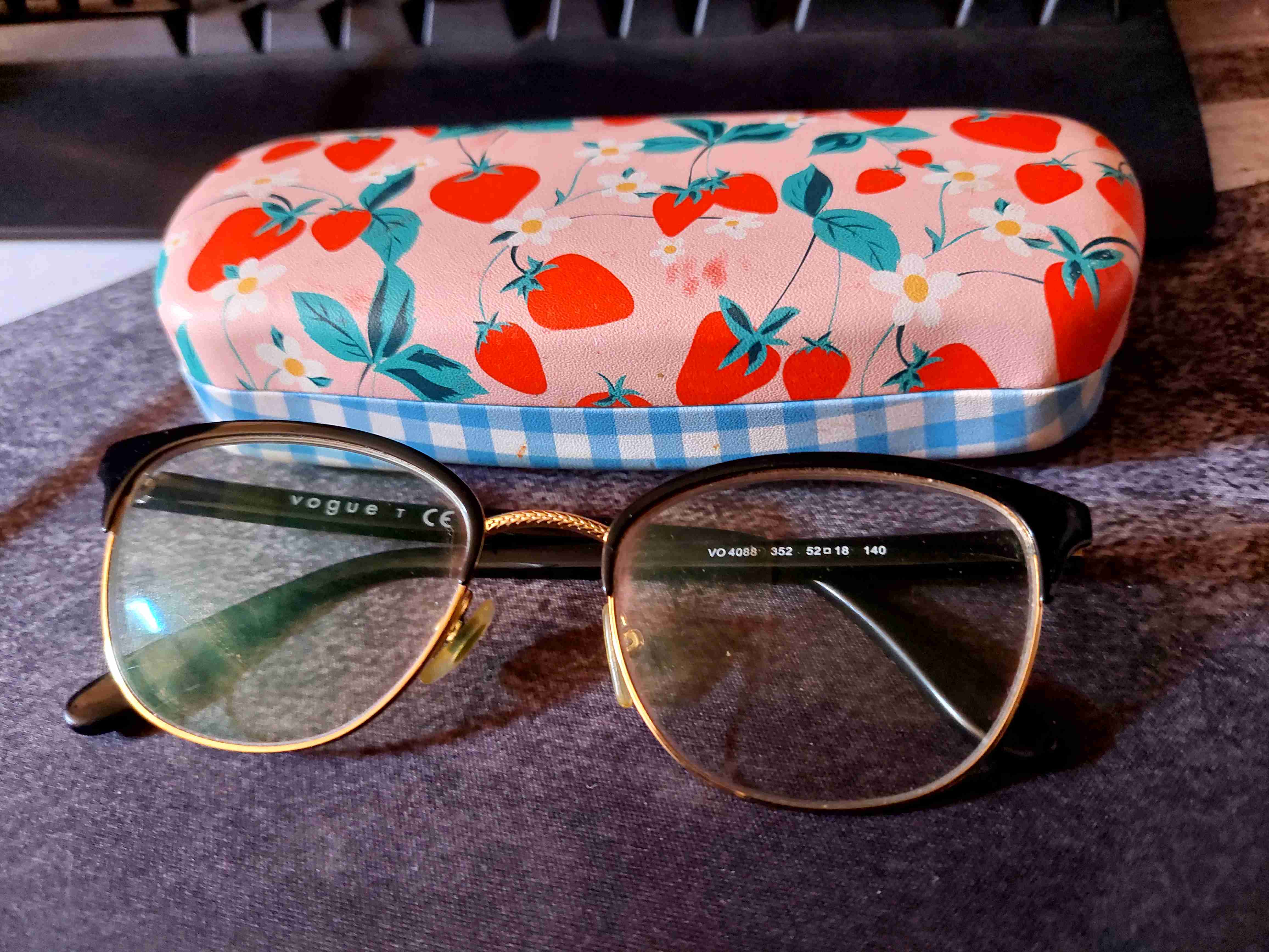 Lentes de marco negro con estuche marca vogue - miniatura 2