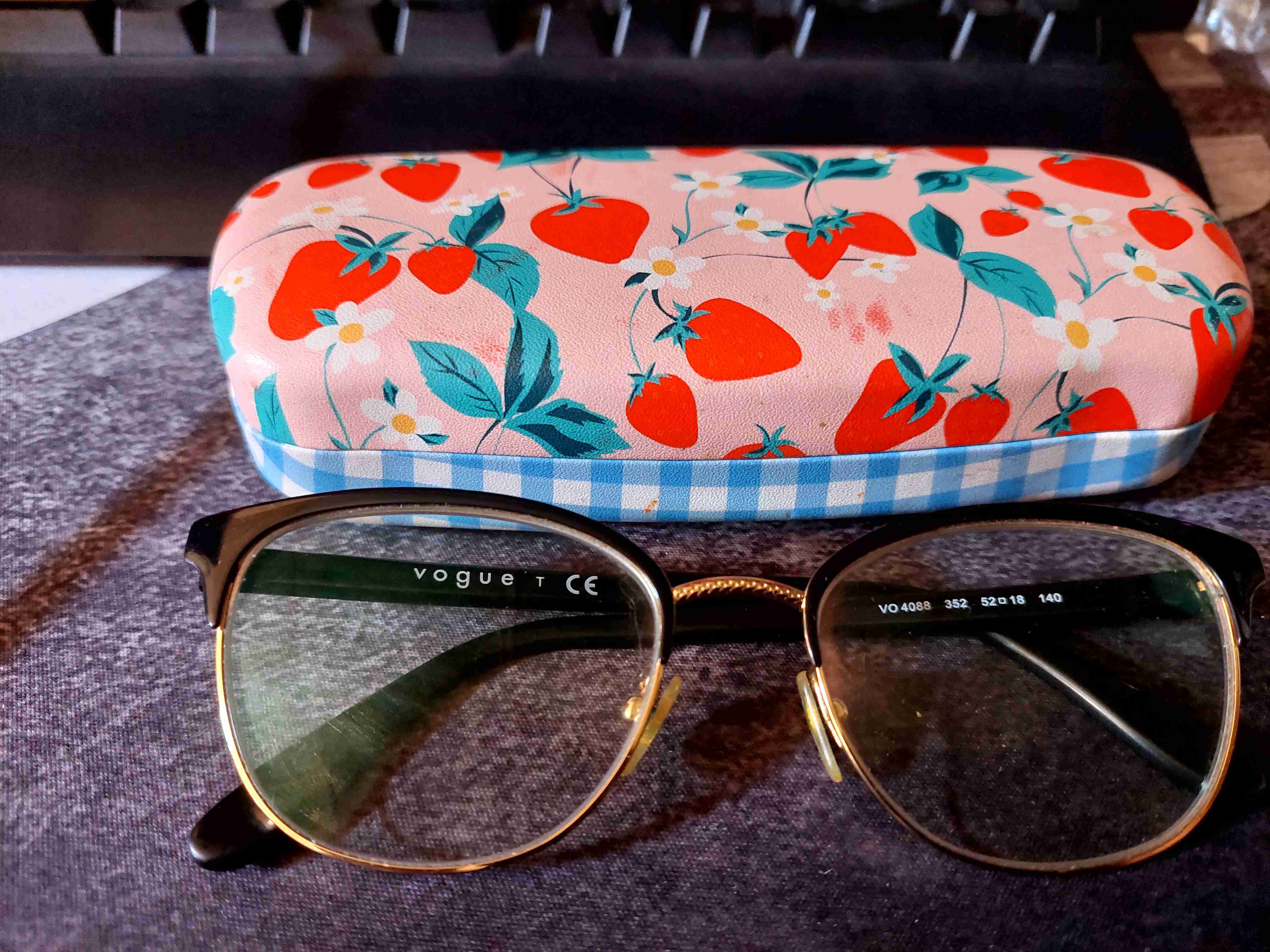 Lentes de marco negro con estuche marca vogue - miniatura 3