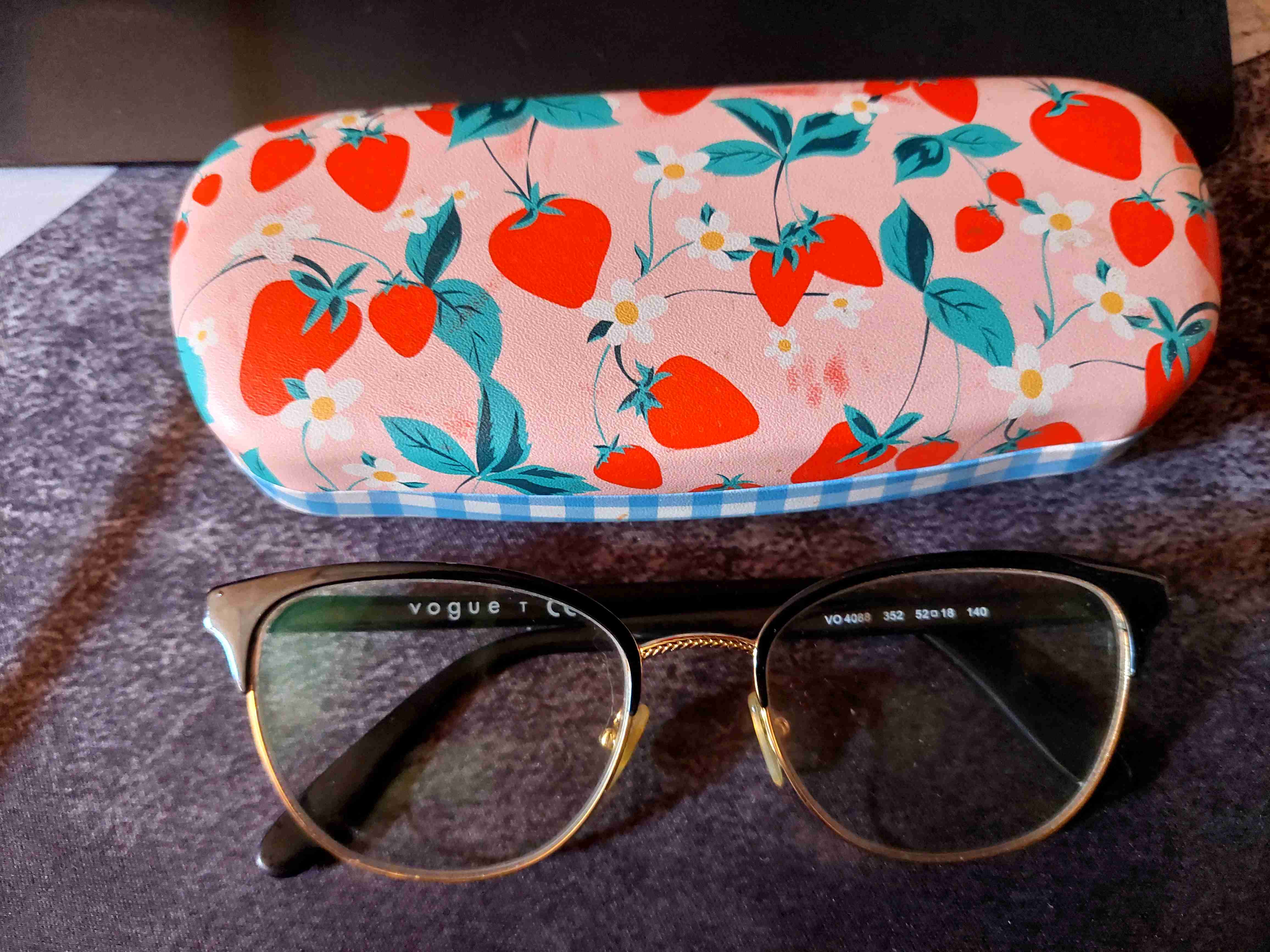 Lentes de marco negro con estuche marca vogue - miniatura 4