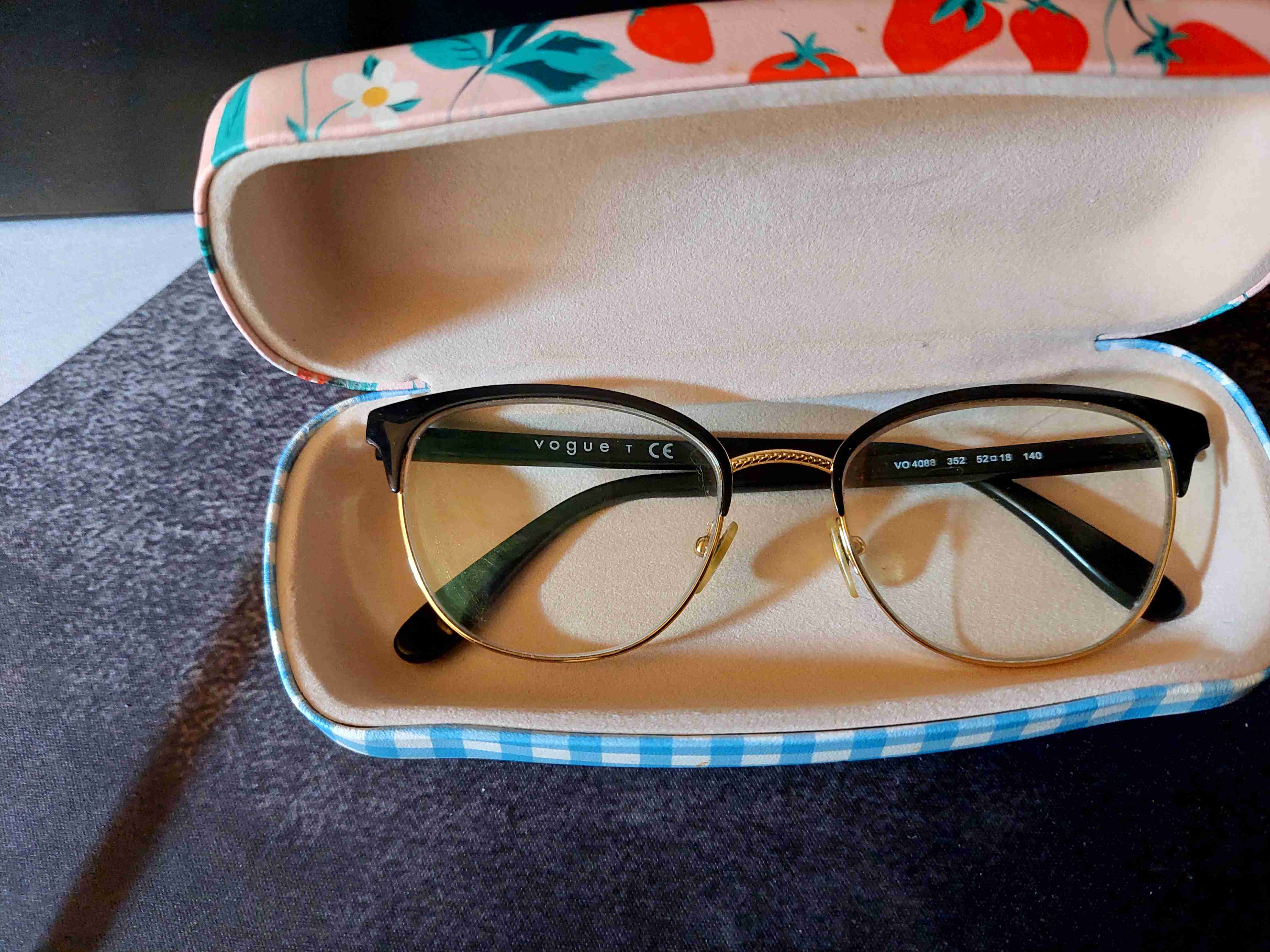 Lentes de marco negro con estuche marca vogue - miniatura 5