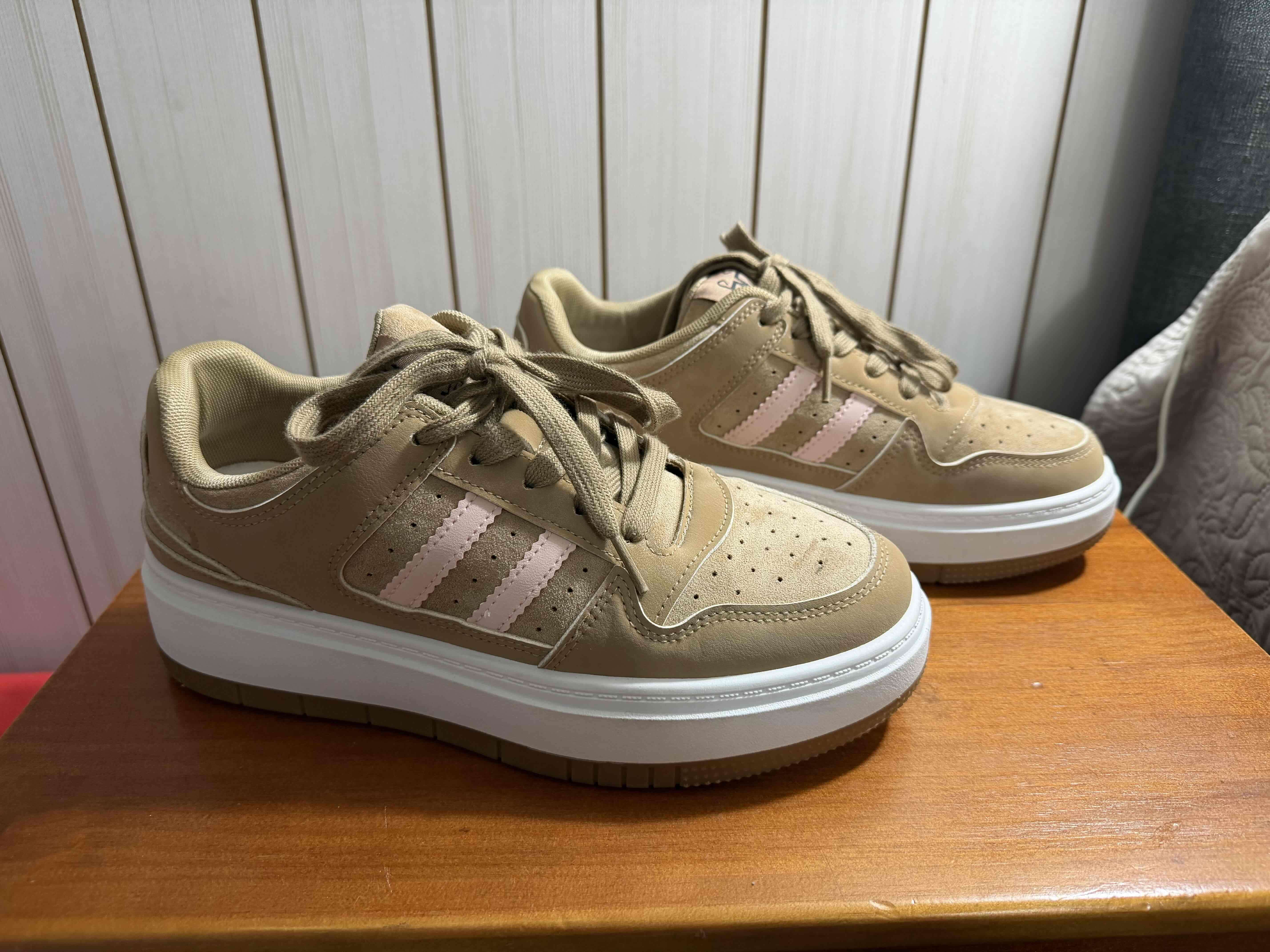 Zapatillas beige con franjas rosadas - miniatura 2
