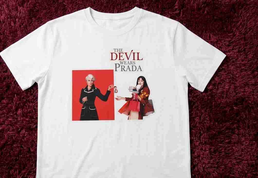Polera blanca con estampado "The Devil Wears Prada 2" - miniatura 2