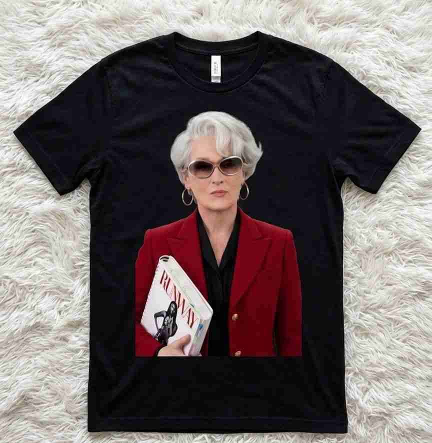 Polera blanca con estampado "The Devil Wears Prada 2" - miniatura 3