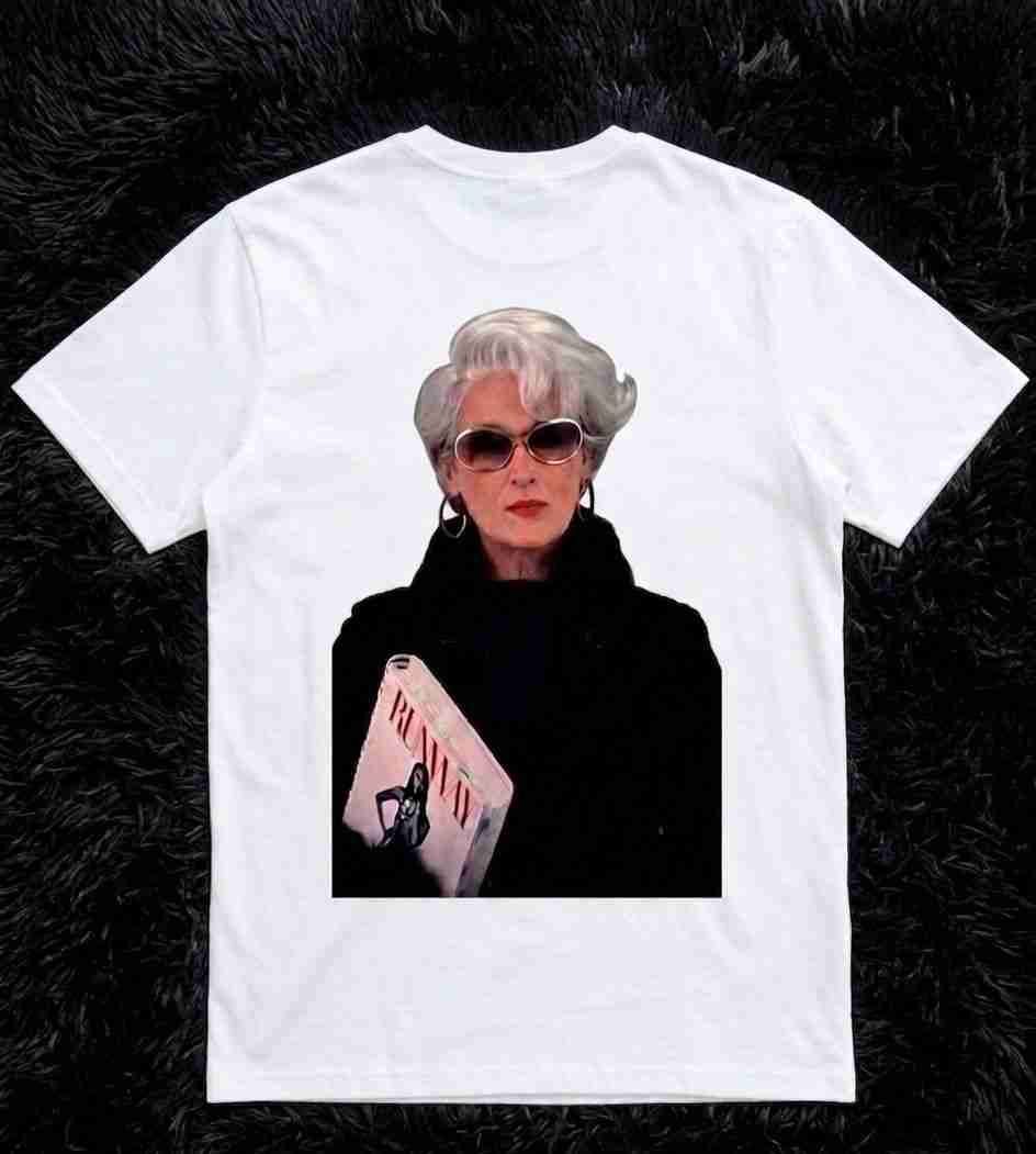 Polera blanca con estampado "The Devil Wears Prada 2" - miniatura 4