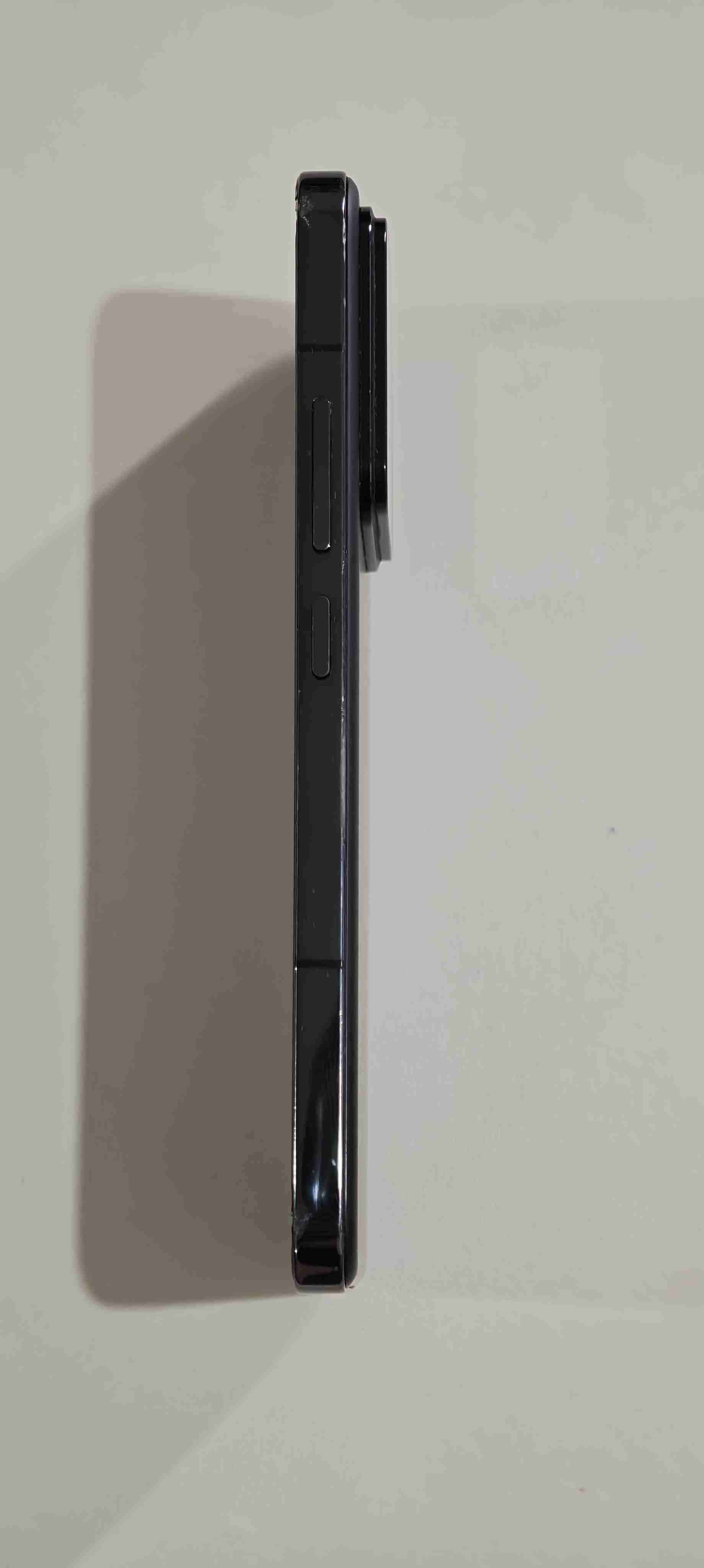 Smartphone con pantalla dañada - miniatura 2