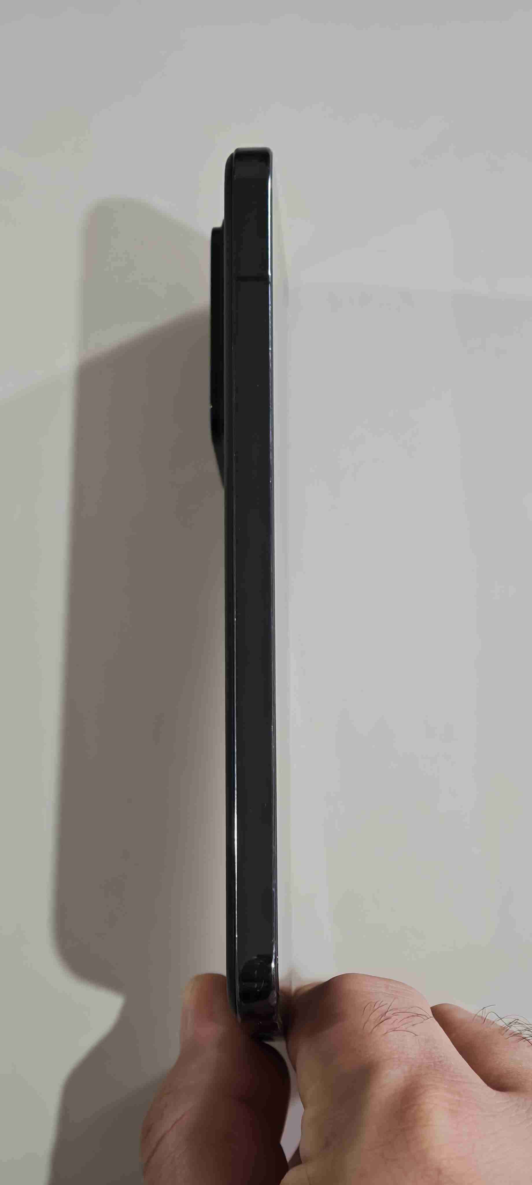 Smartphone con pantalla dañada - miniatura 3