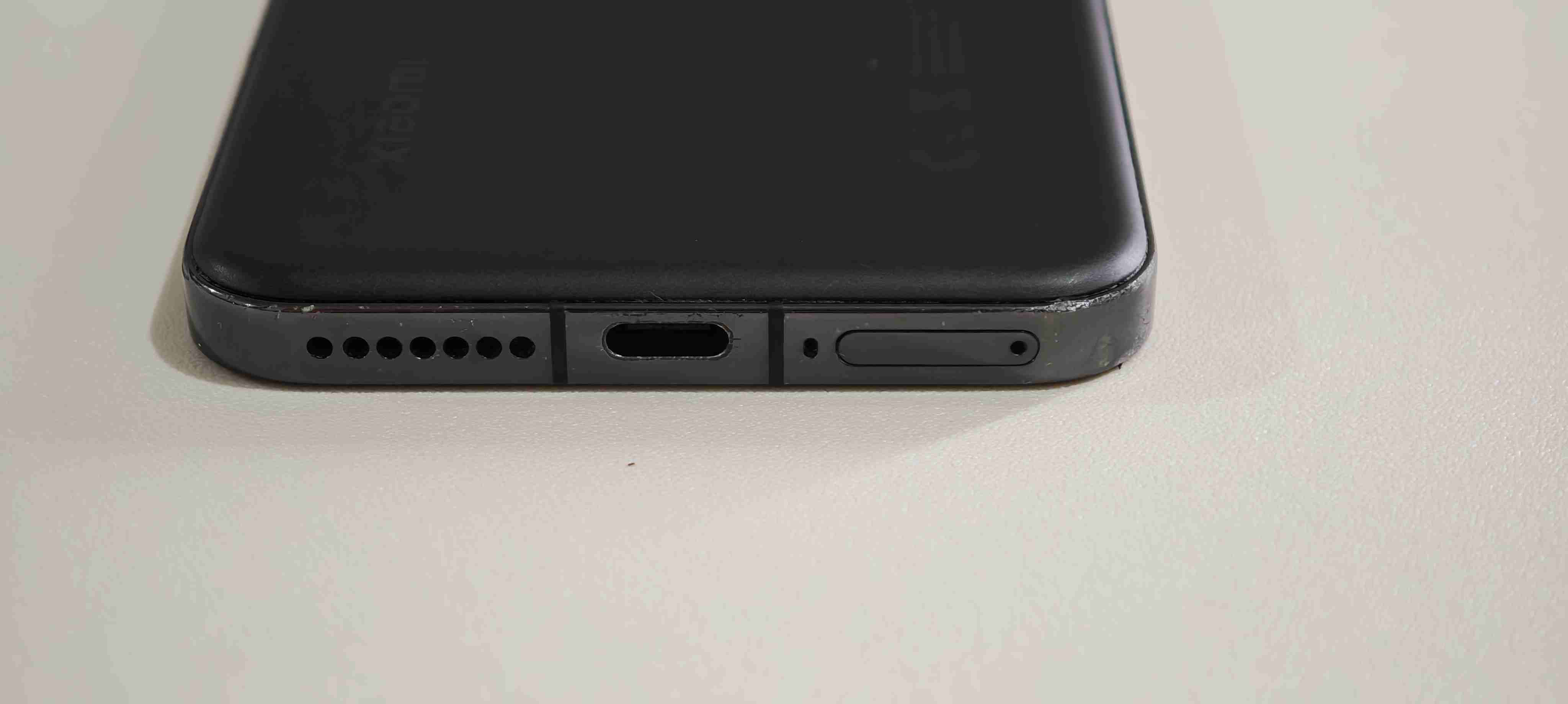 Smartphone con pantalla dañada - miniatura 4