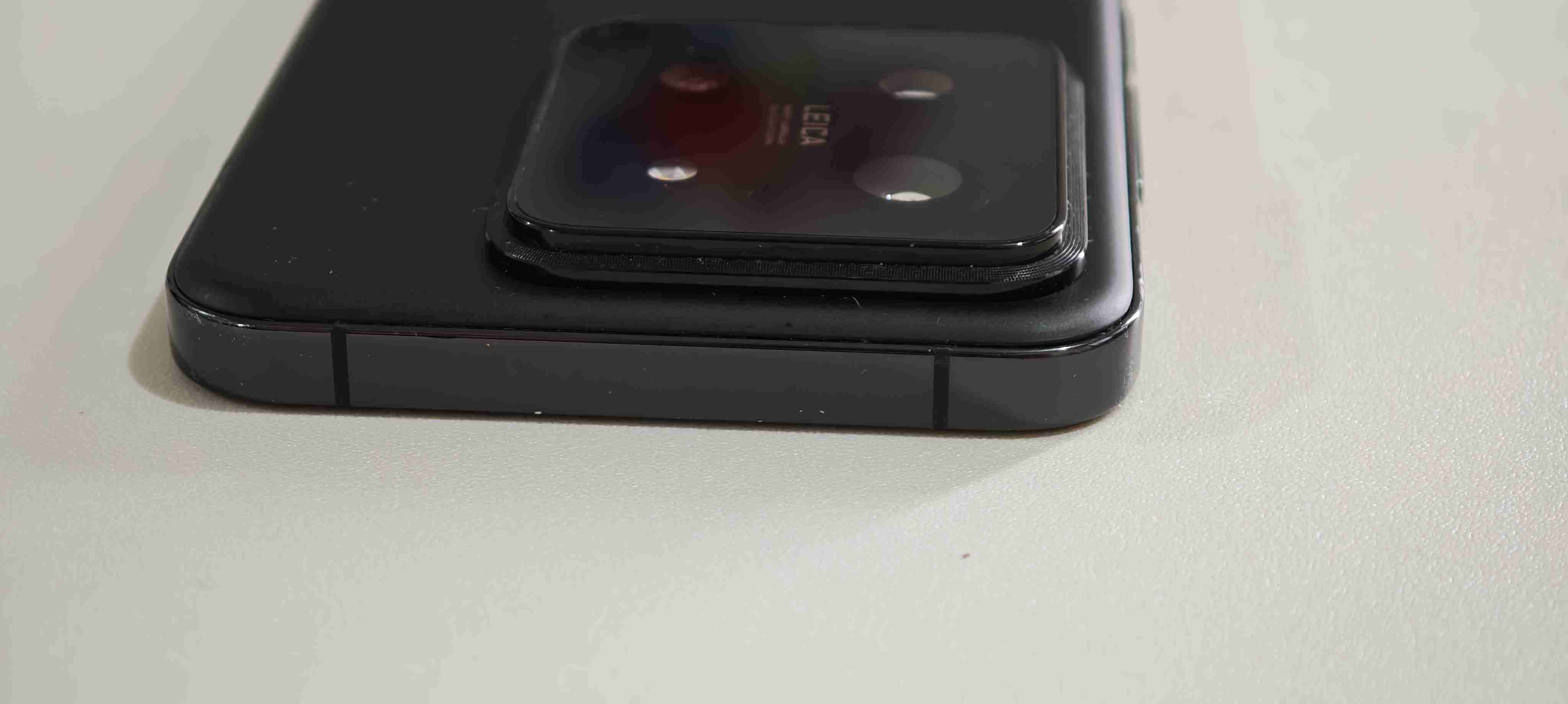 Smartphone con pantalla dañada - miniatura 5