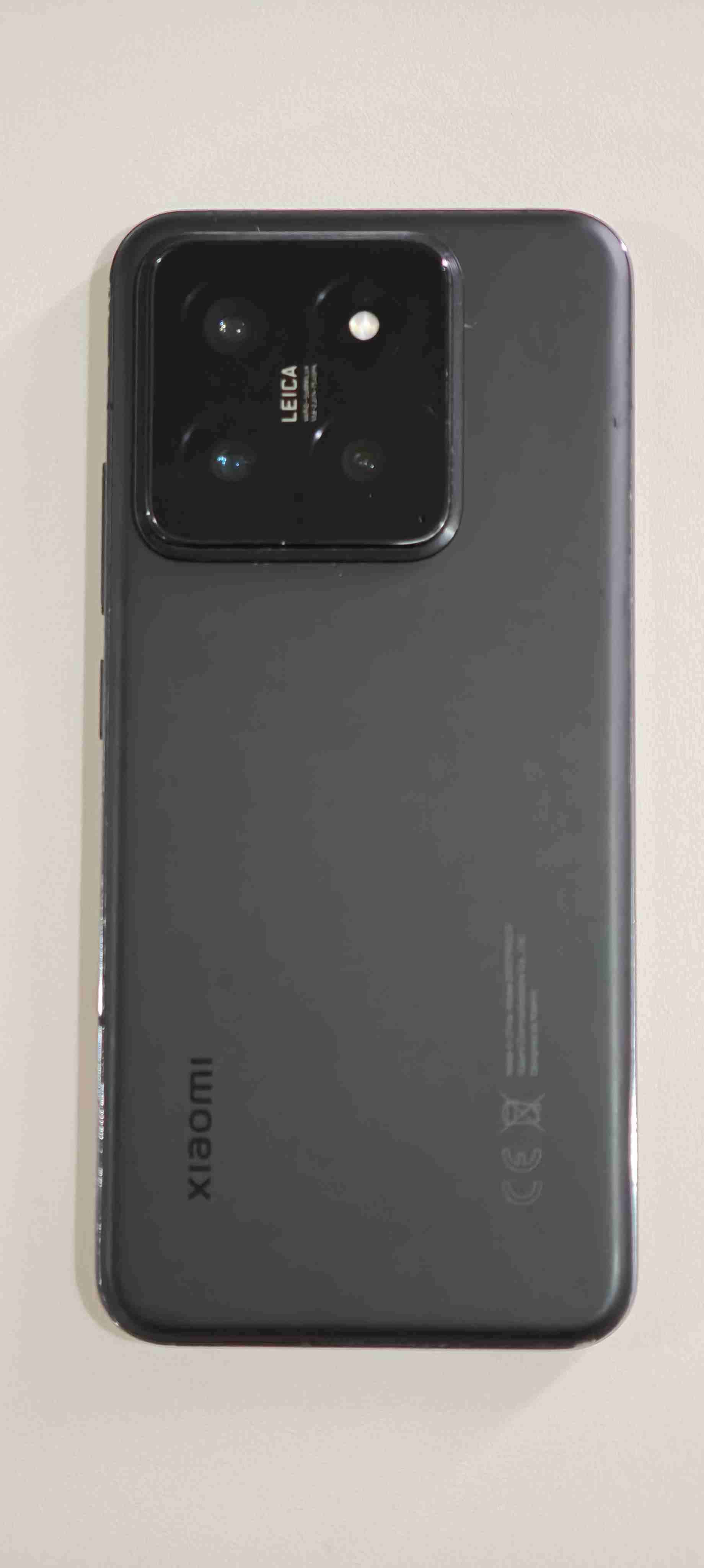 Smartphone con pantalla dañada - miniatura 6