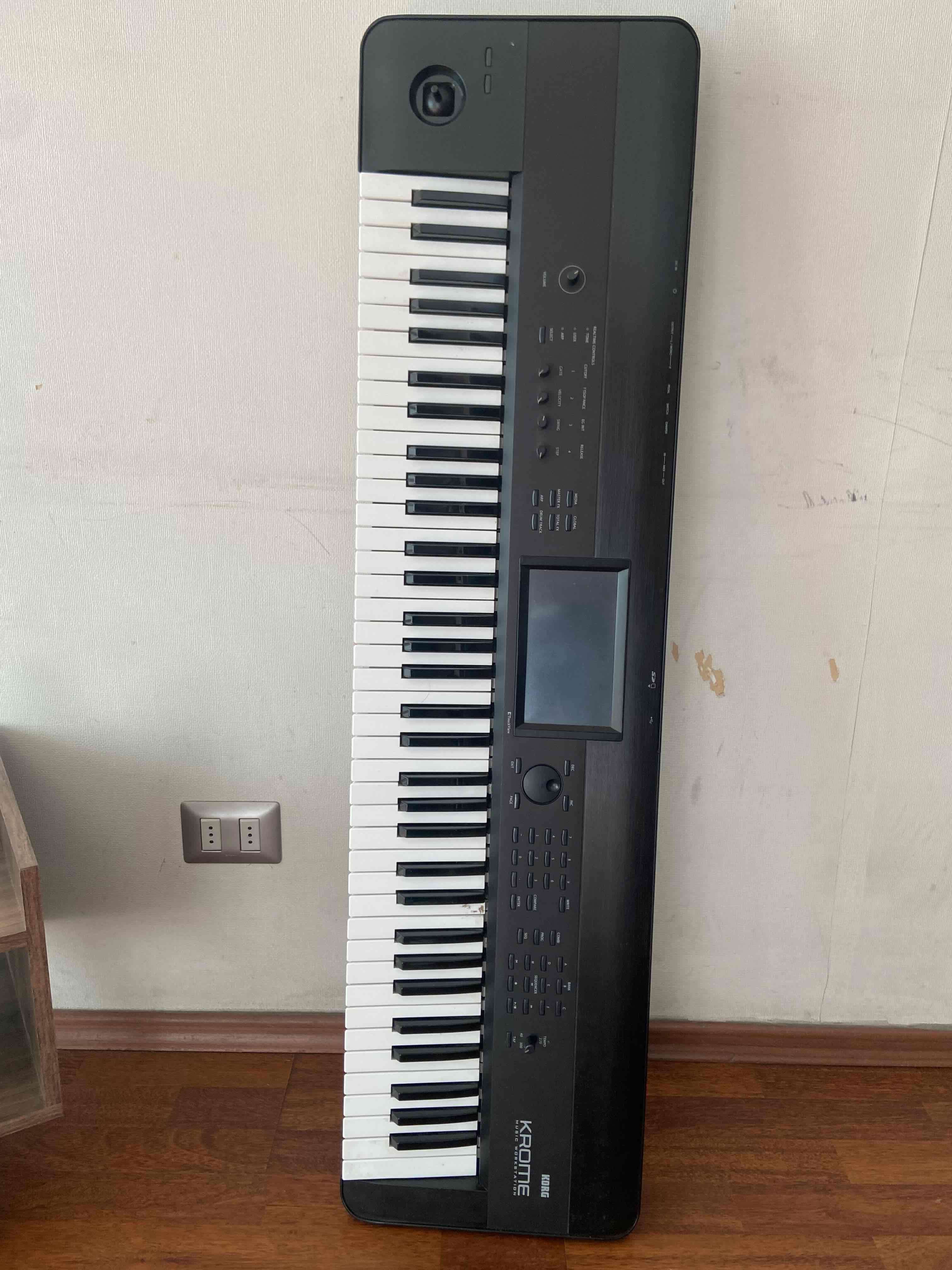 Teclado Korg Krome 73 teclas