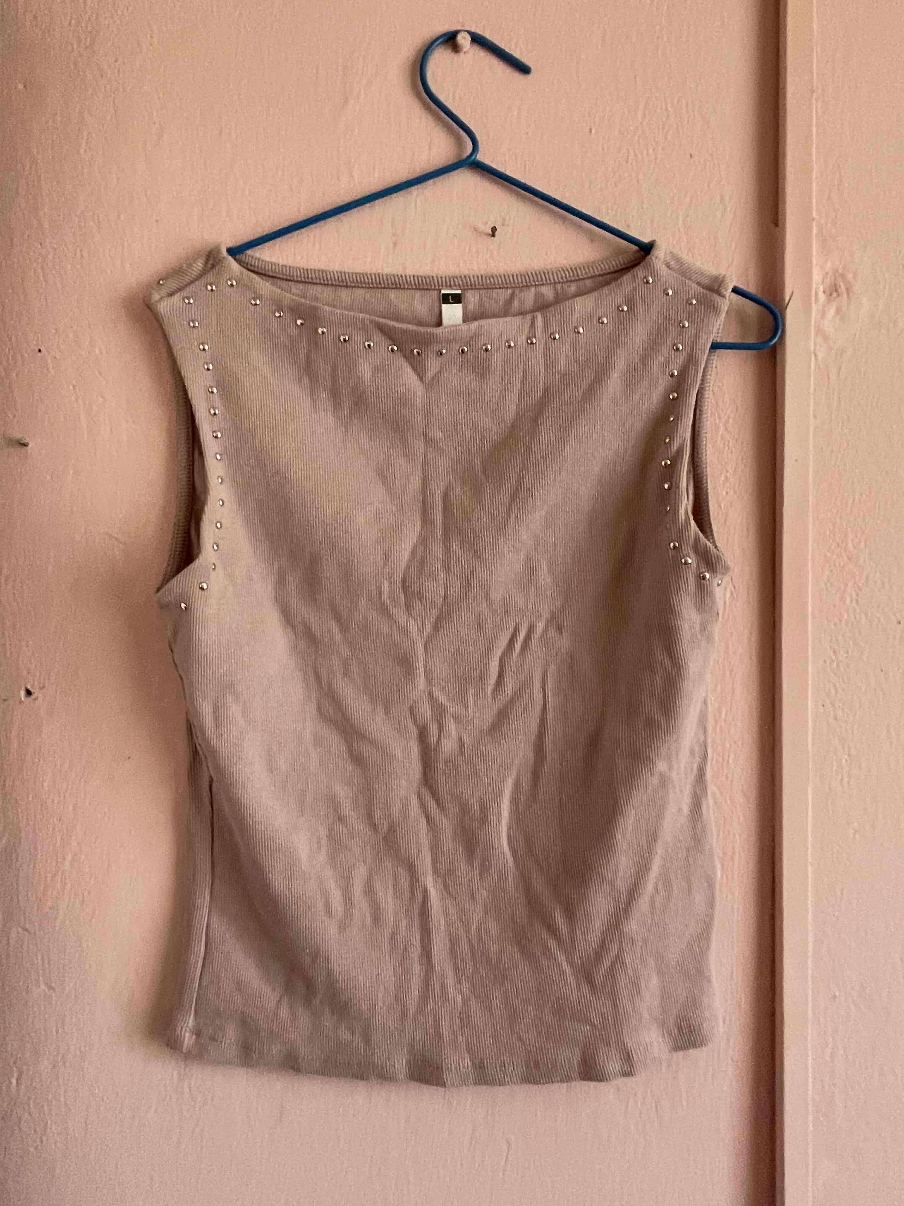 Polera sin mangas beige con tachas - miniatura 1