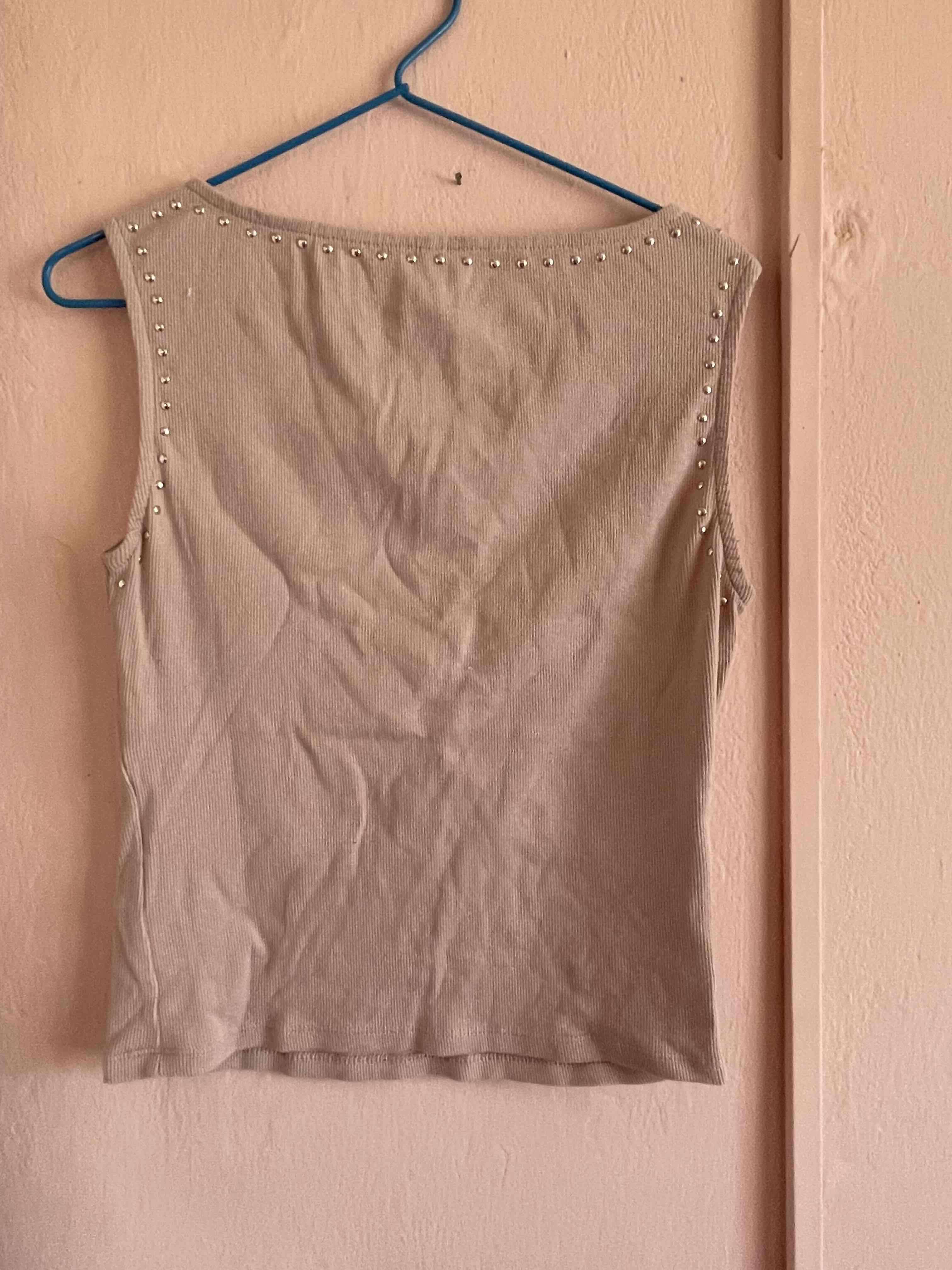 Polera sin mangas beige con tachas - miniatura 2