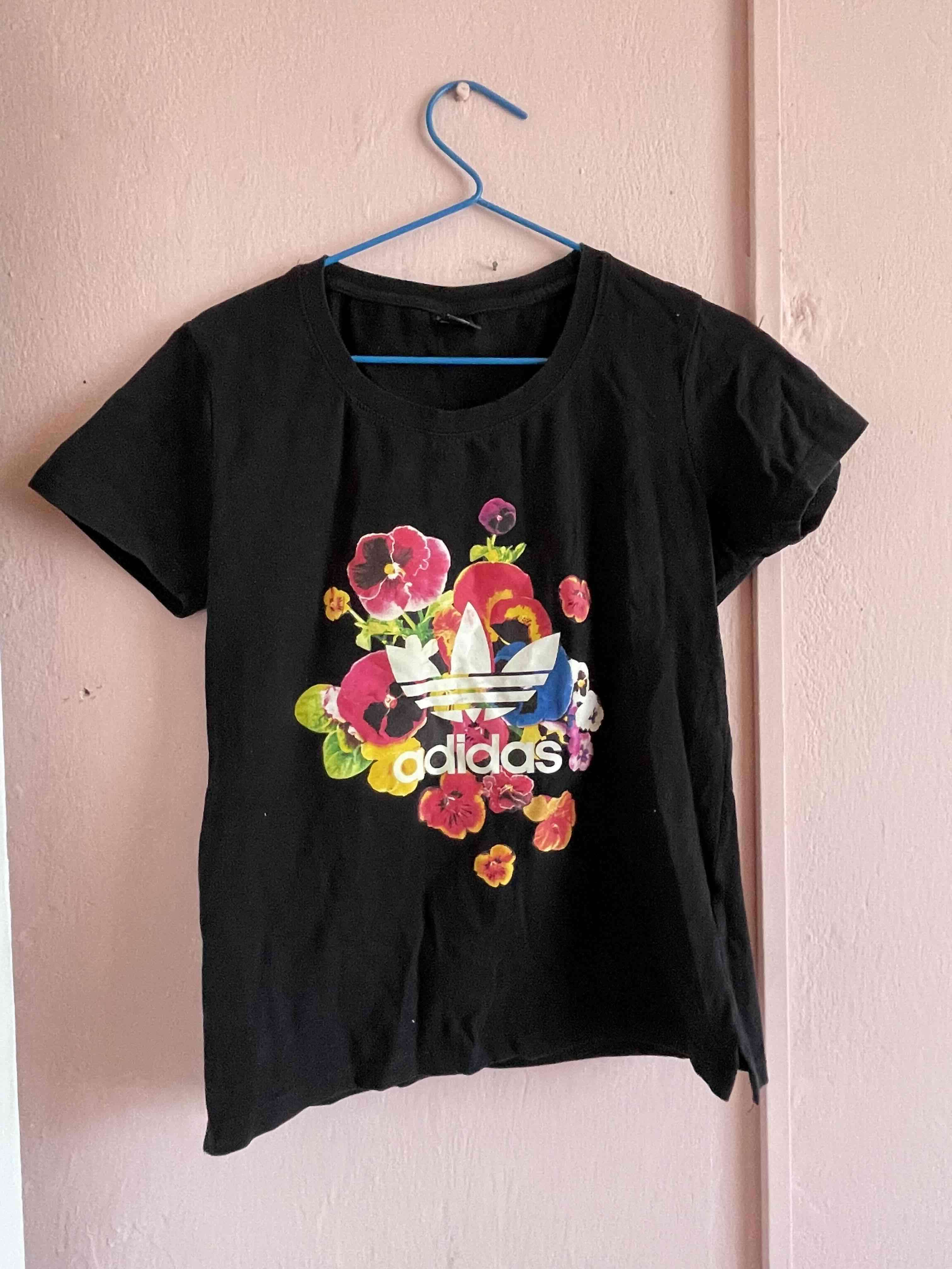 Polera negra Adidas con flores - miniatura 1