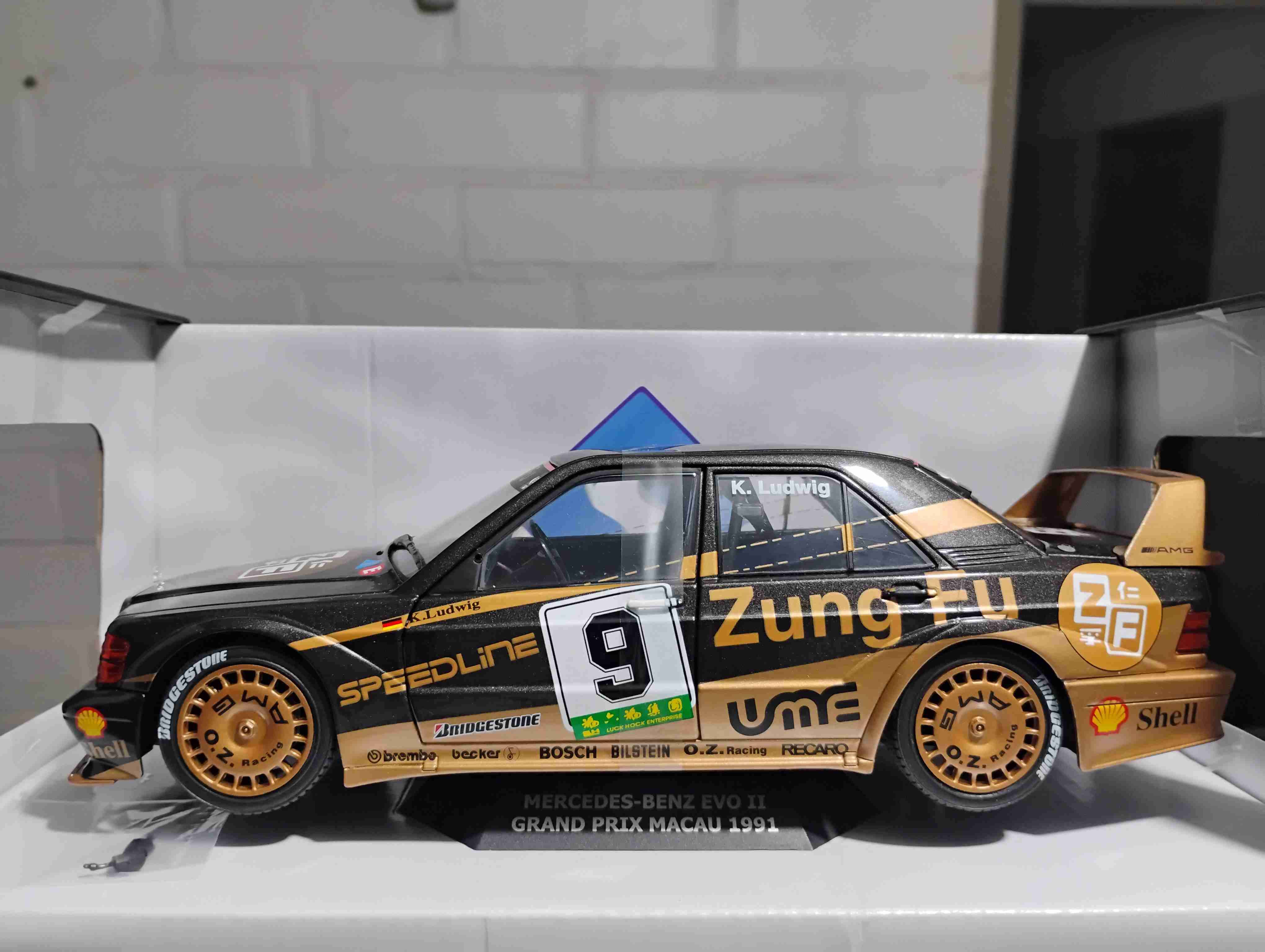 Mercedes-Benz EVO II escala  1/18 - miniatura 1