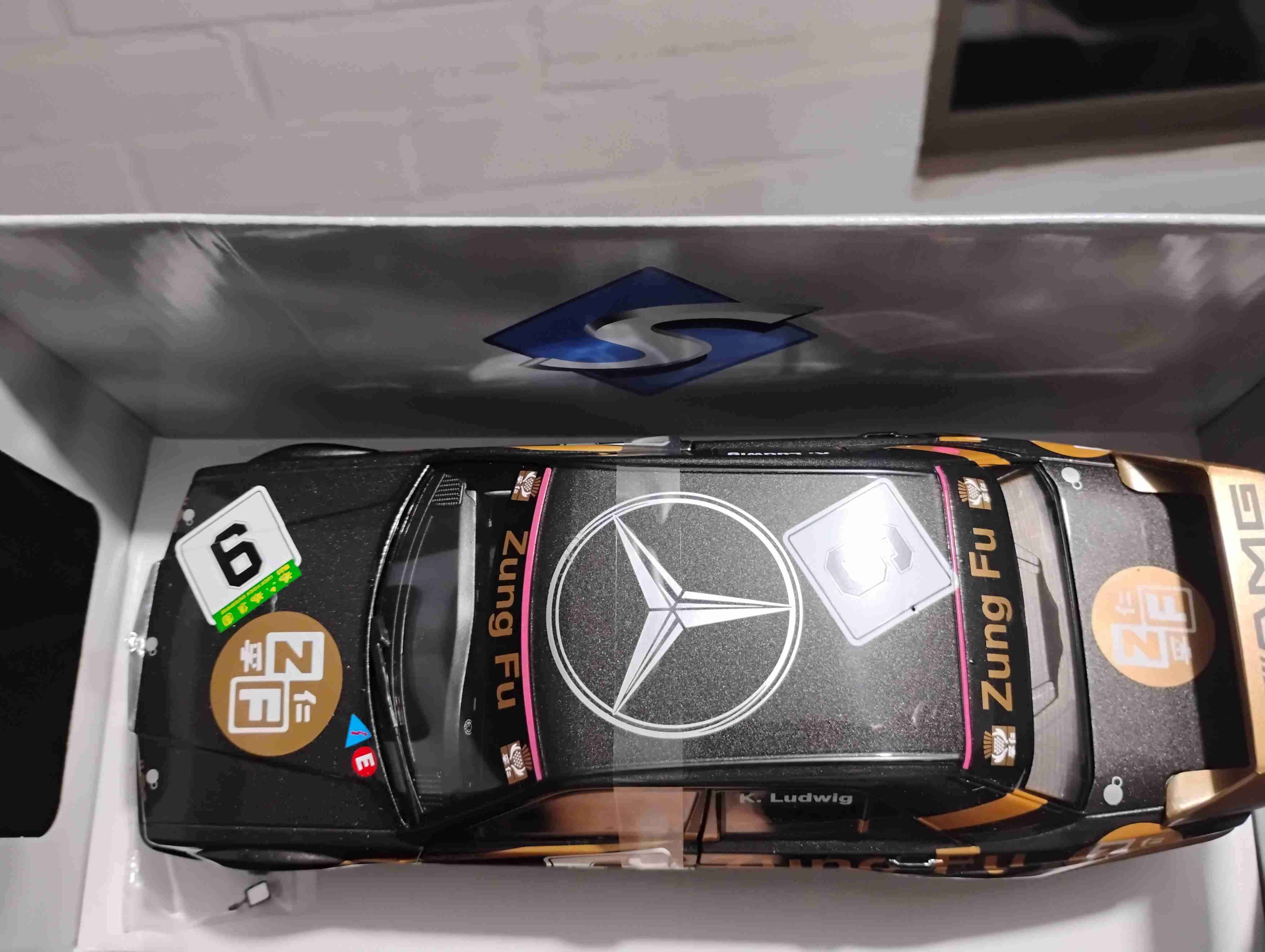 Mercedes-Benz EVO II escala  1/18 - miniatura 3