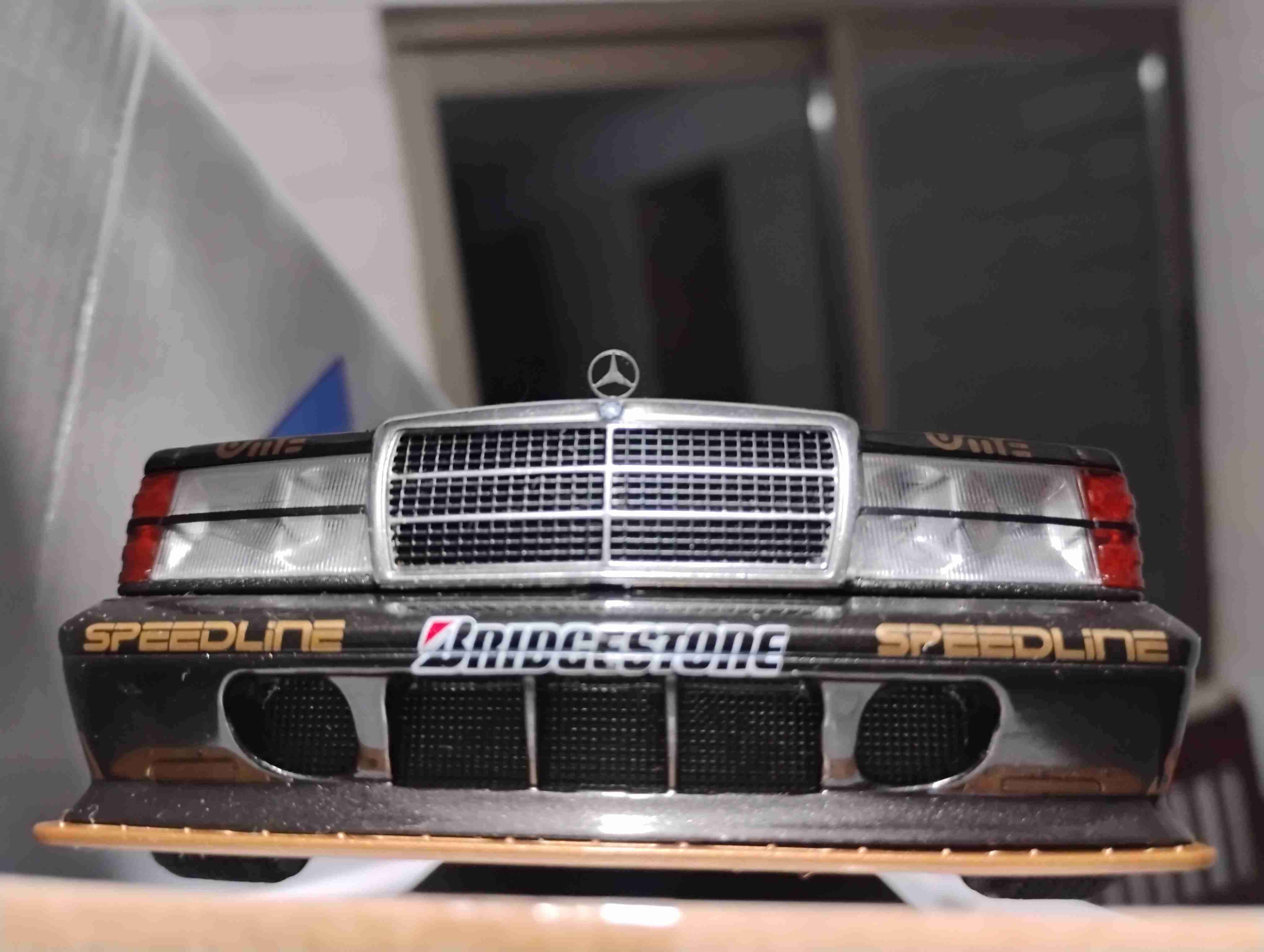 Mercedes-Benz EVO II escala  1/18 - miniatura 5