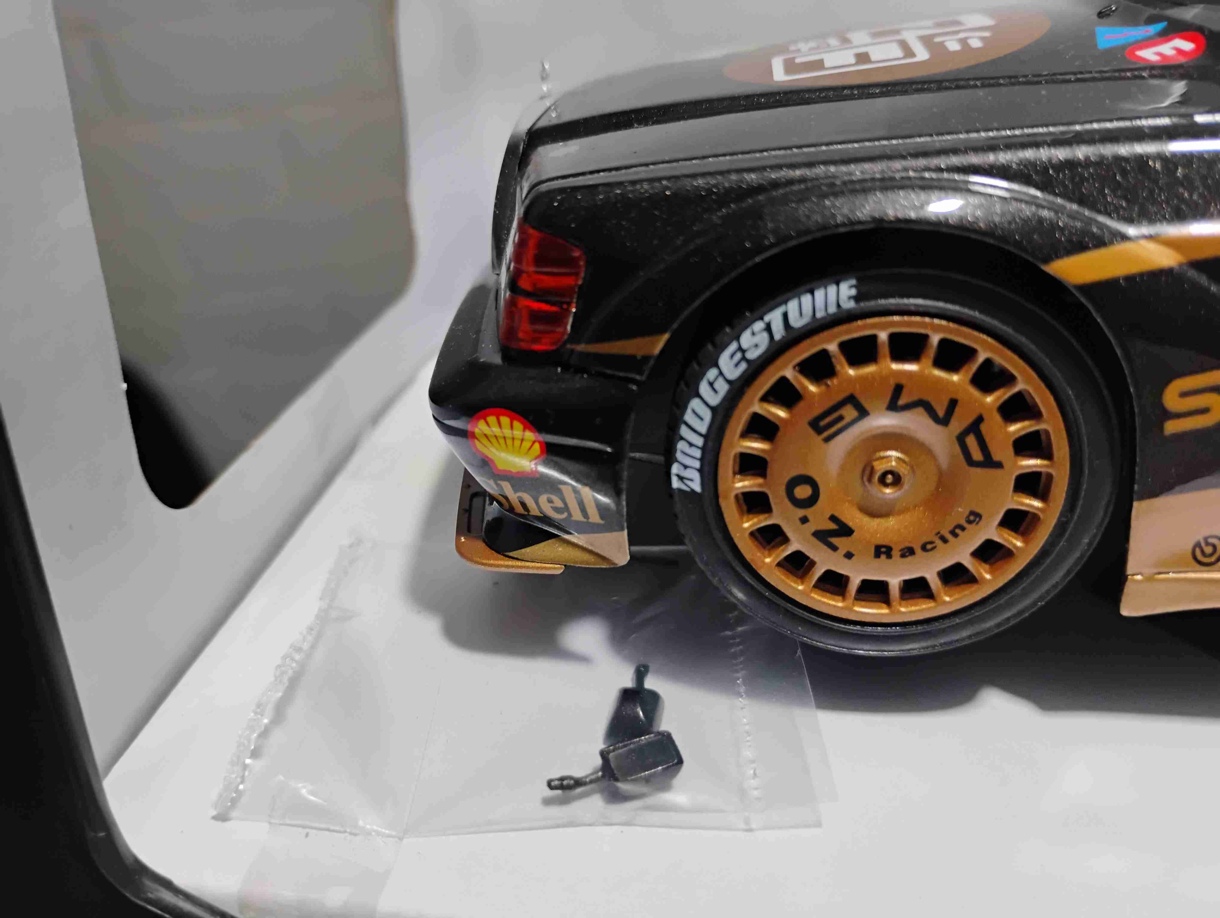 Mercedes-Benz EVO II escala  1/18 - miniatura 6