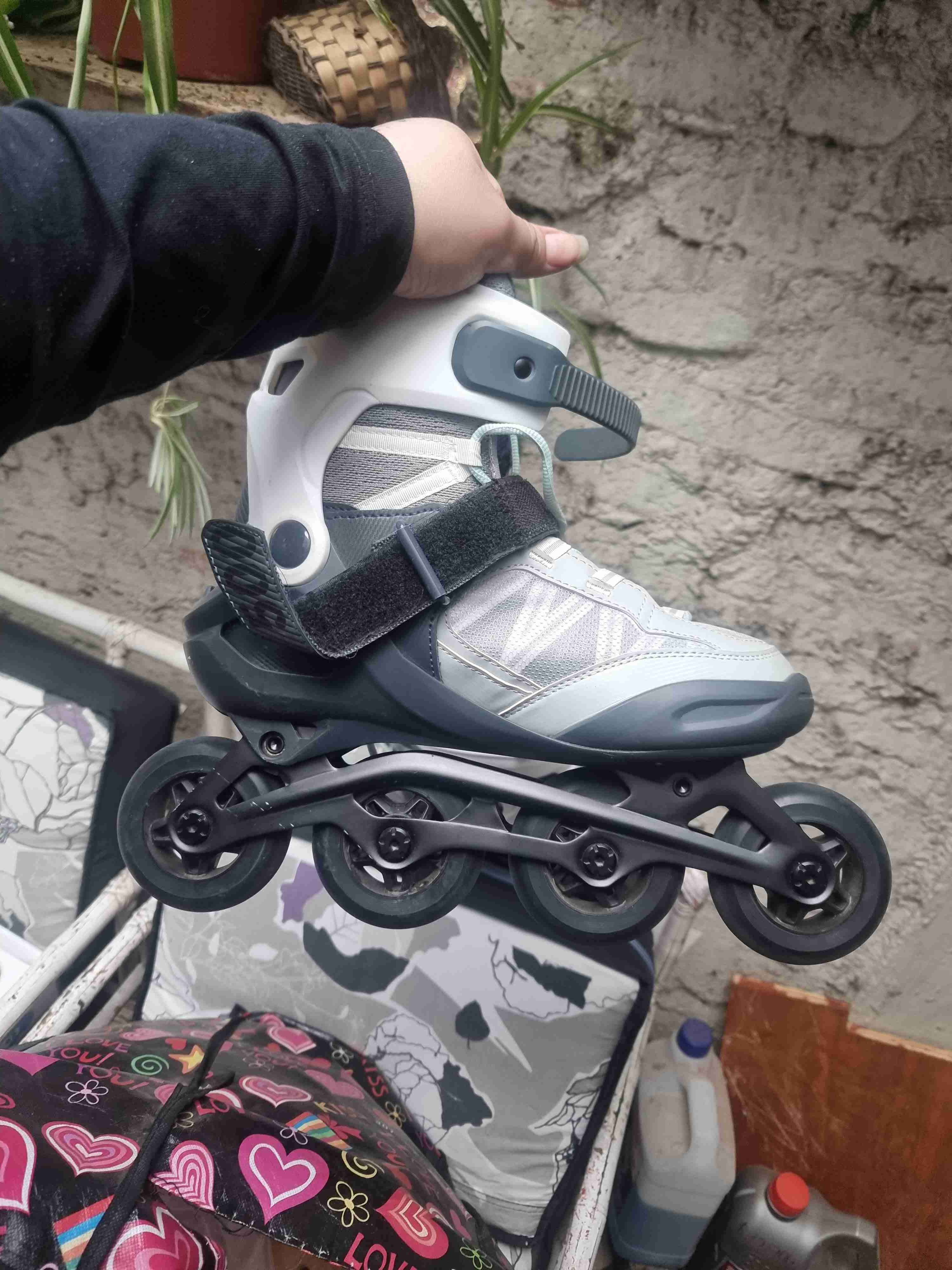 Patines en línea gris y blanco - miniatura 1