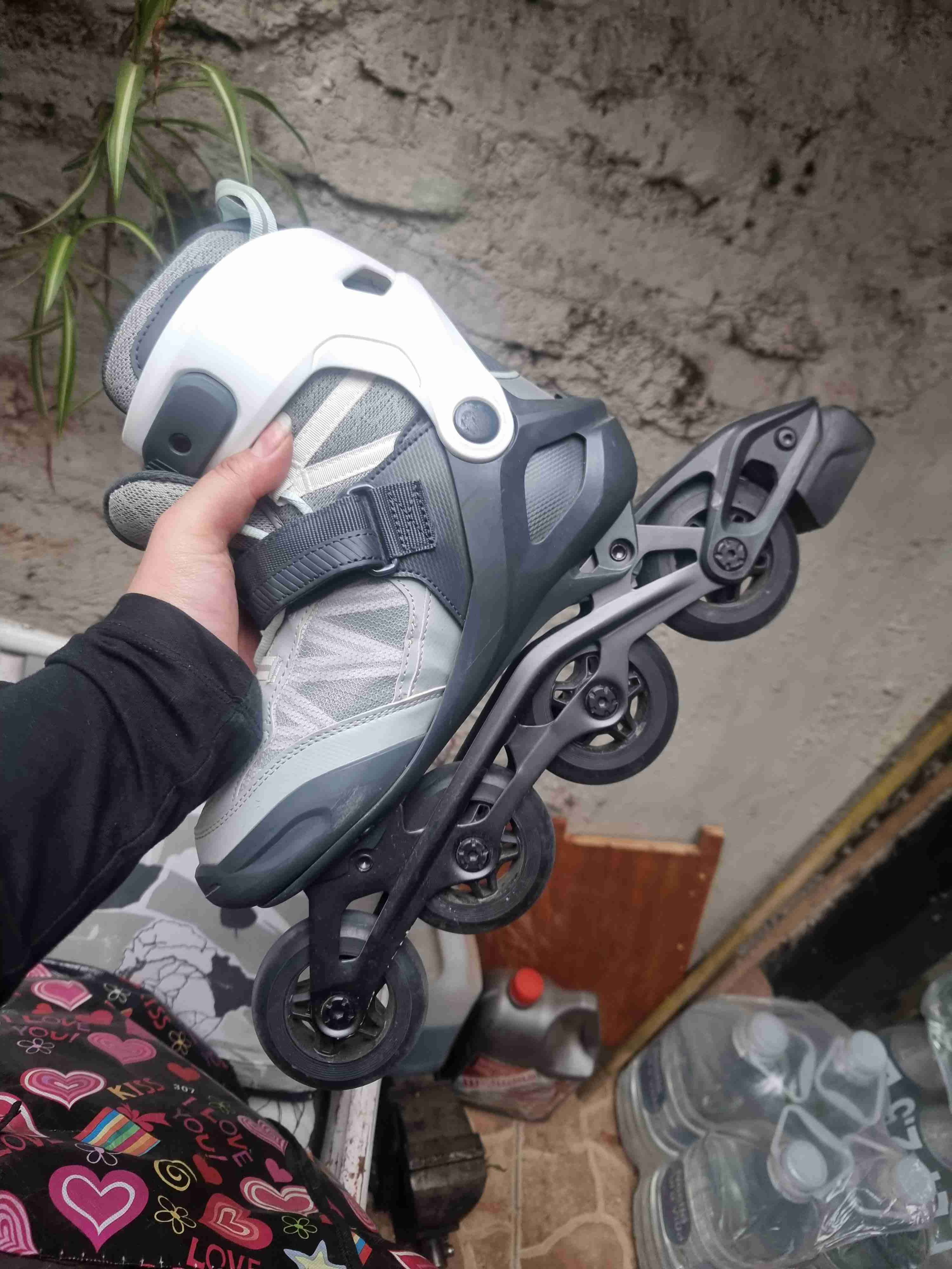 Patines en línea gris y blanco - miniatura 3