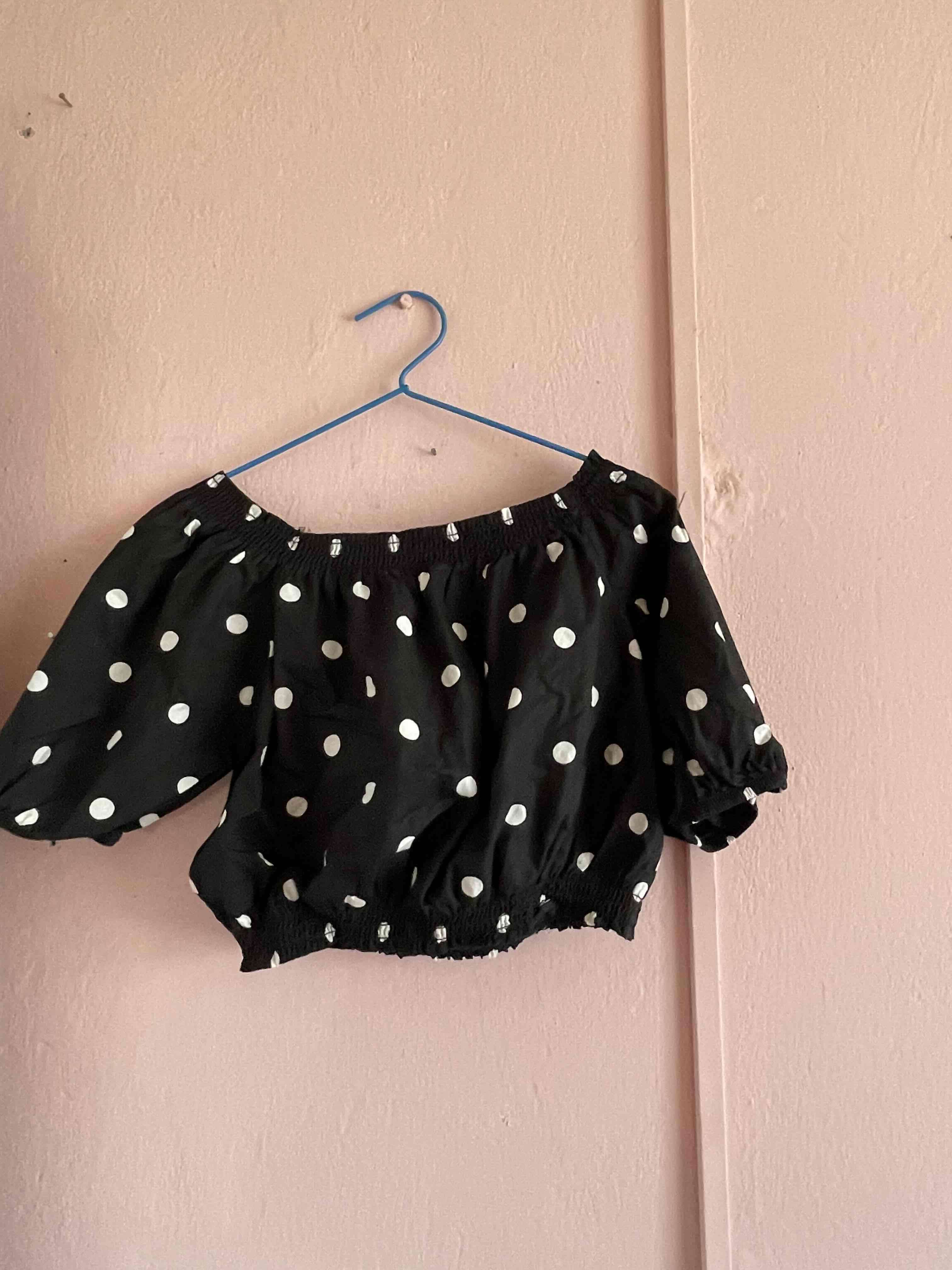 Blusa negra con lunares blancos - miniatura 2