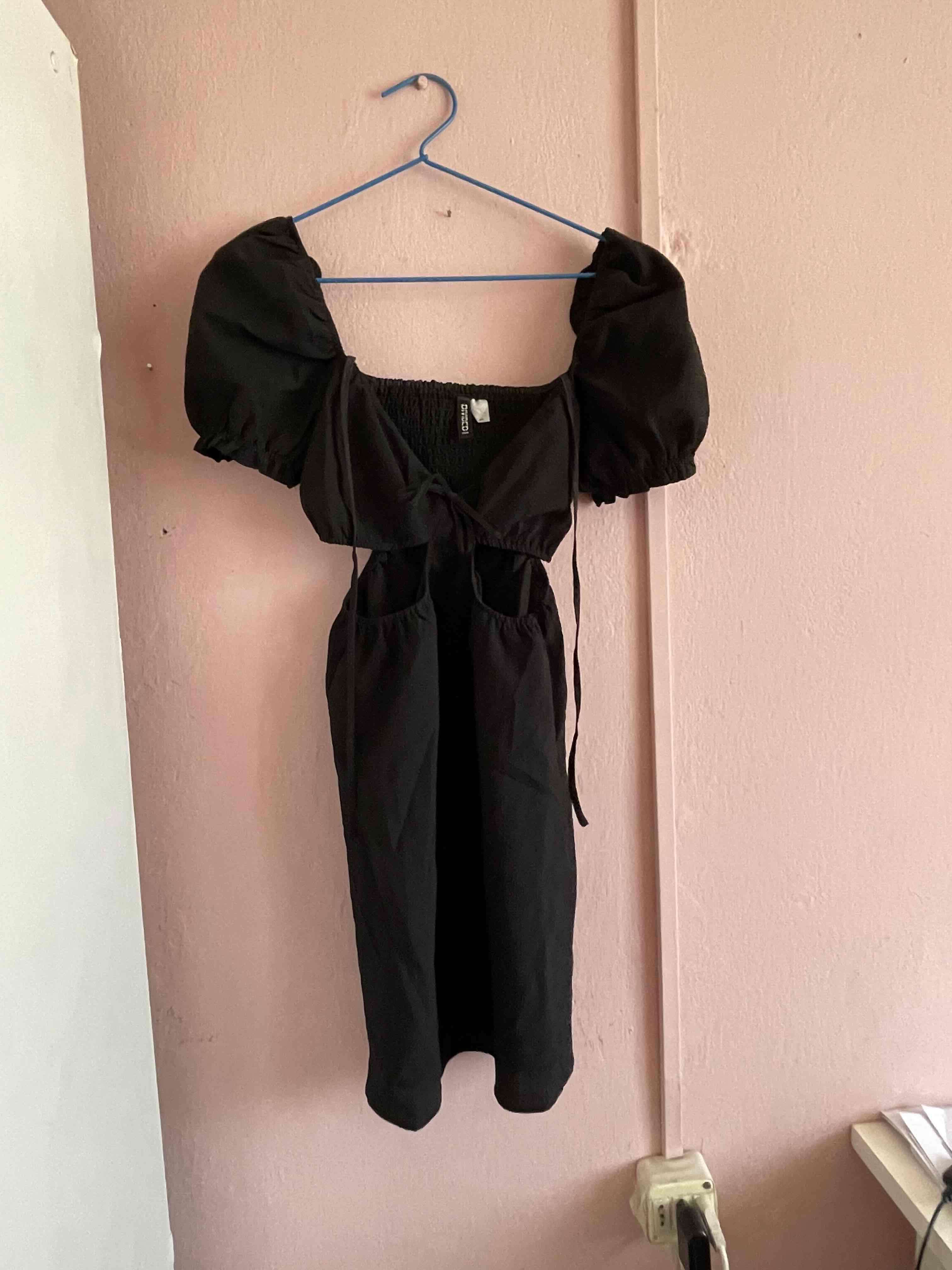 Vestido negro con mangas abullonadas - miniatura 1