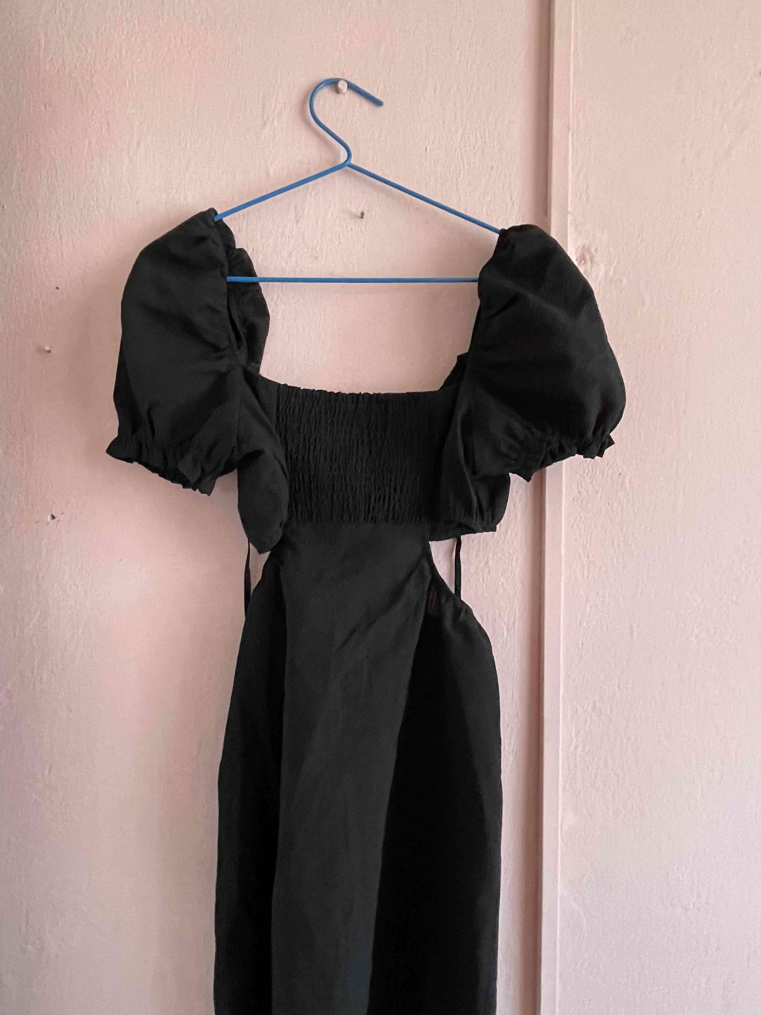 Vestido negro con mangas abullonadas - miniatura 2