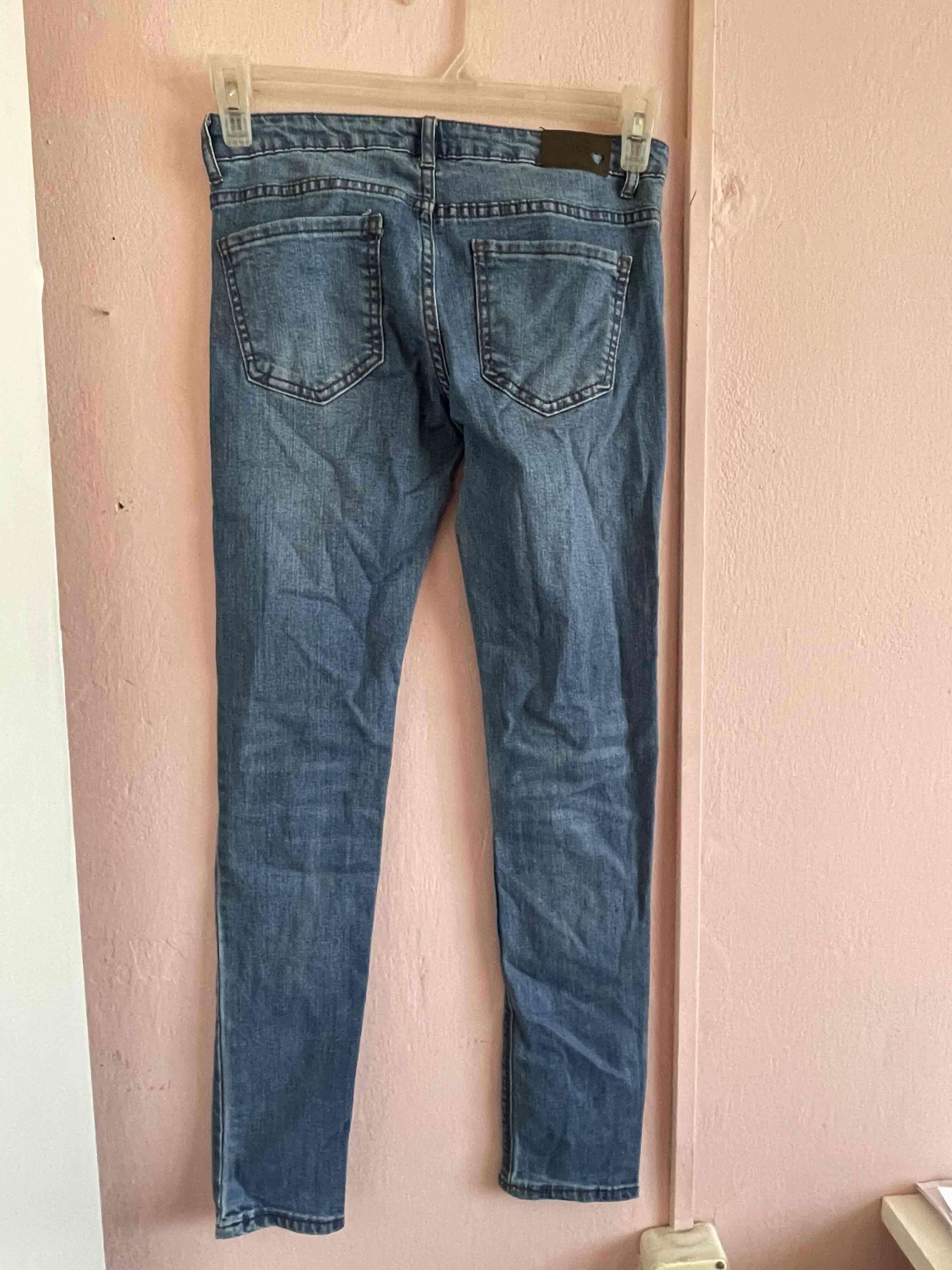 Jeans azul desgastado - miniatura 2