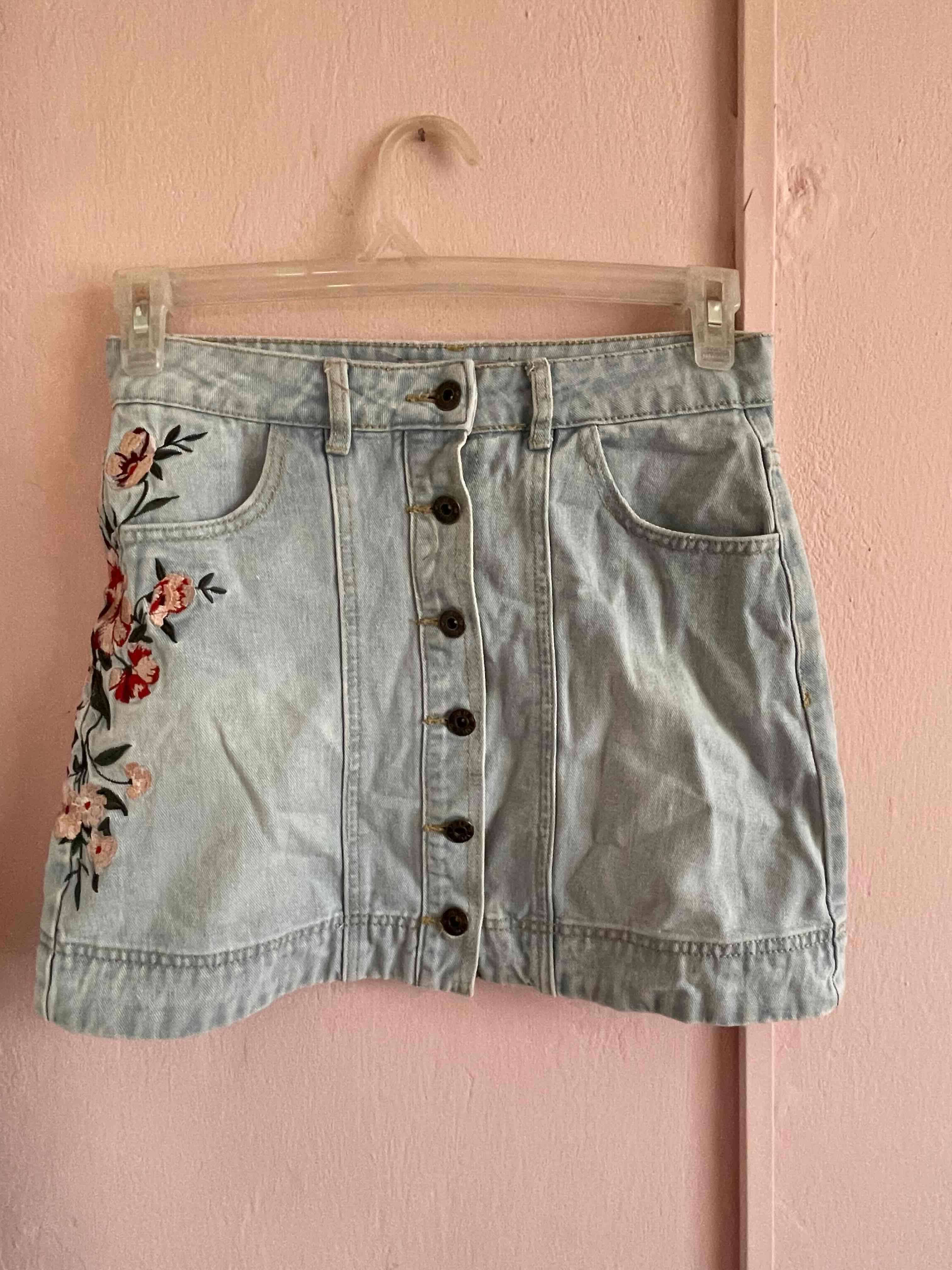 Falda de mezclilla con bordado floral - miniatura 1