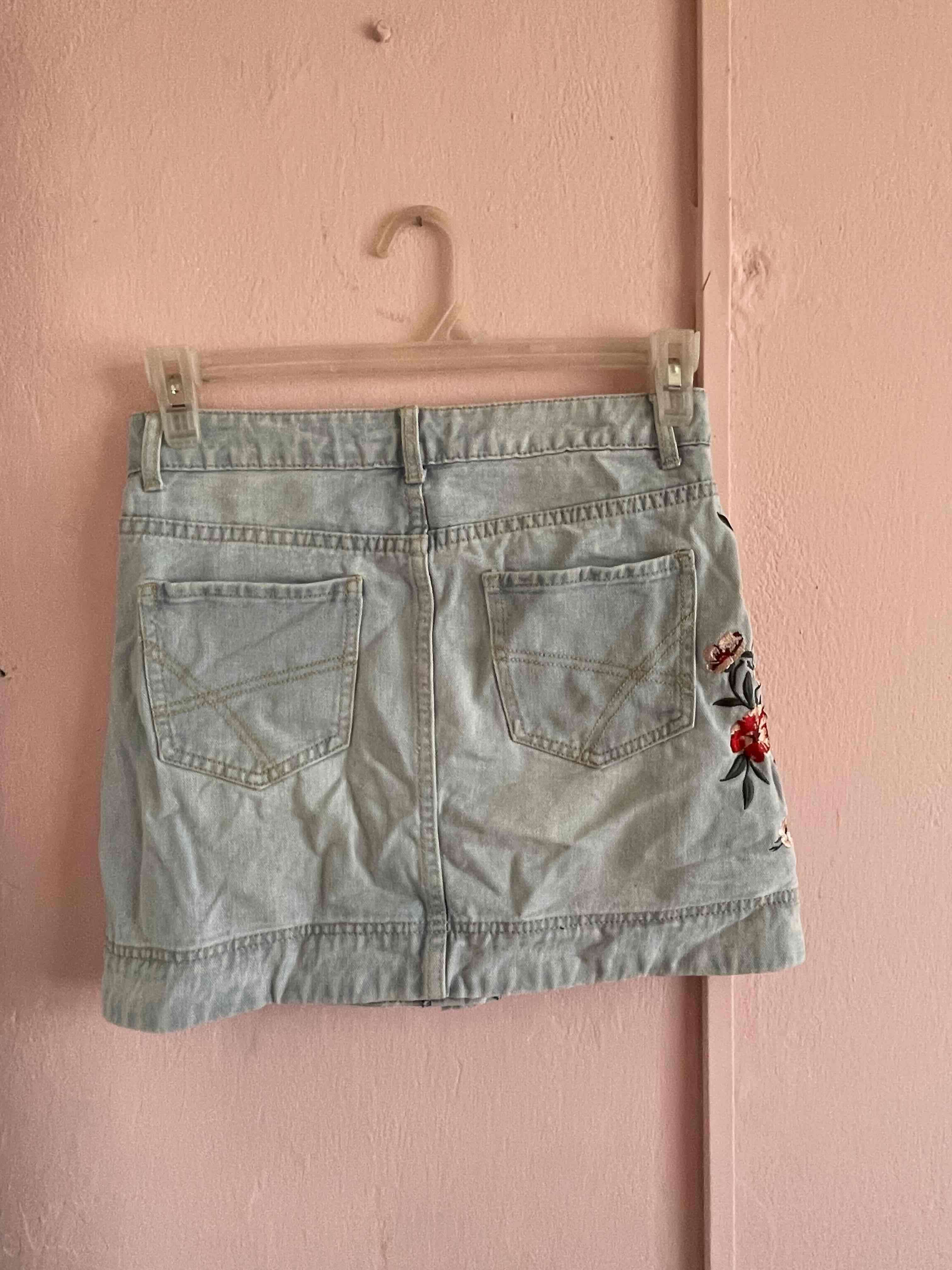 Falda de mezclilla con bordado floral - miniatura 2
