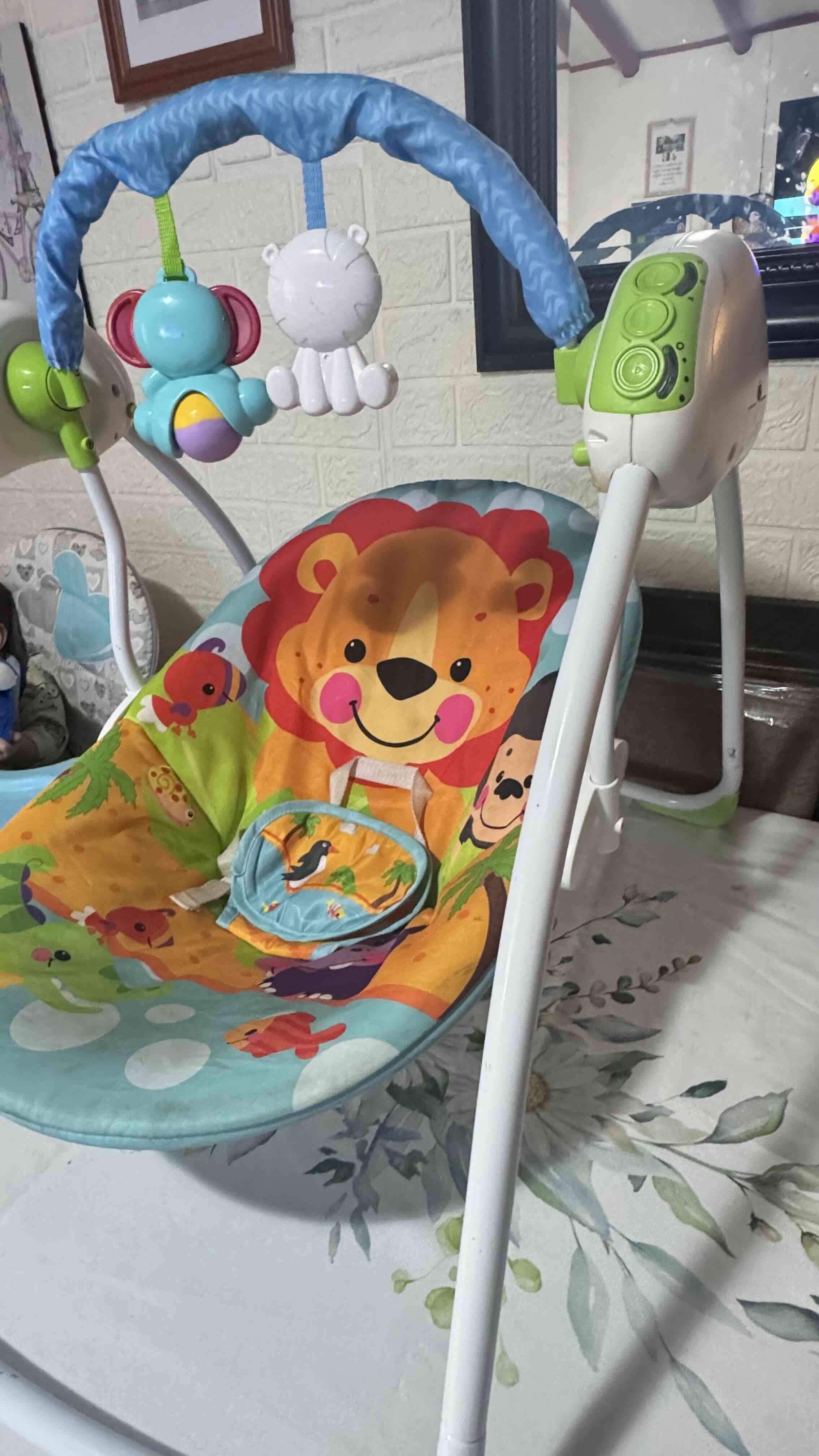 Columpio de bebé con juguetes - miniatura 2