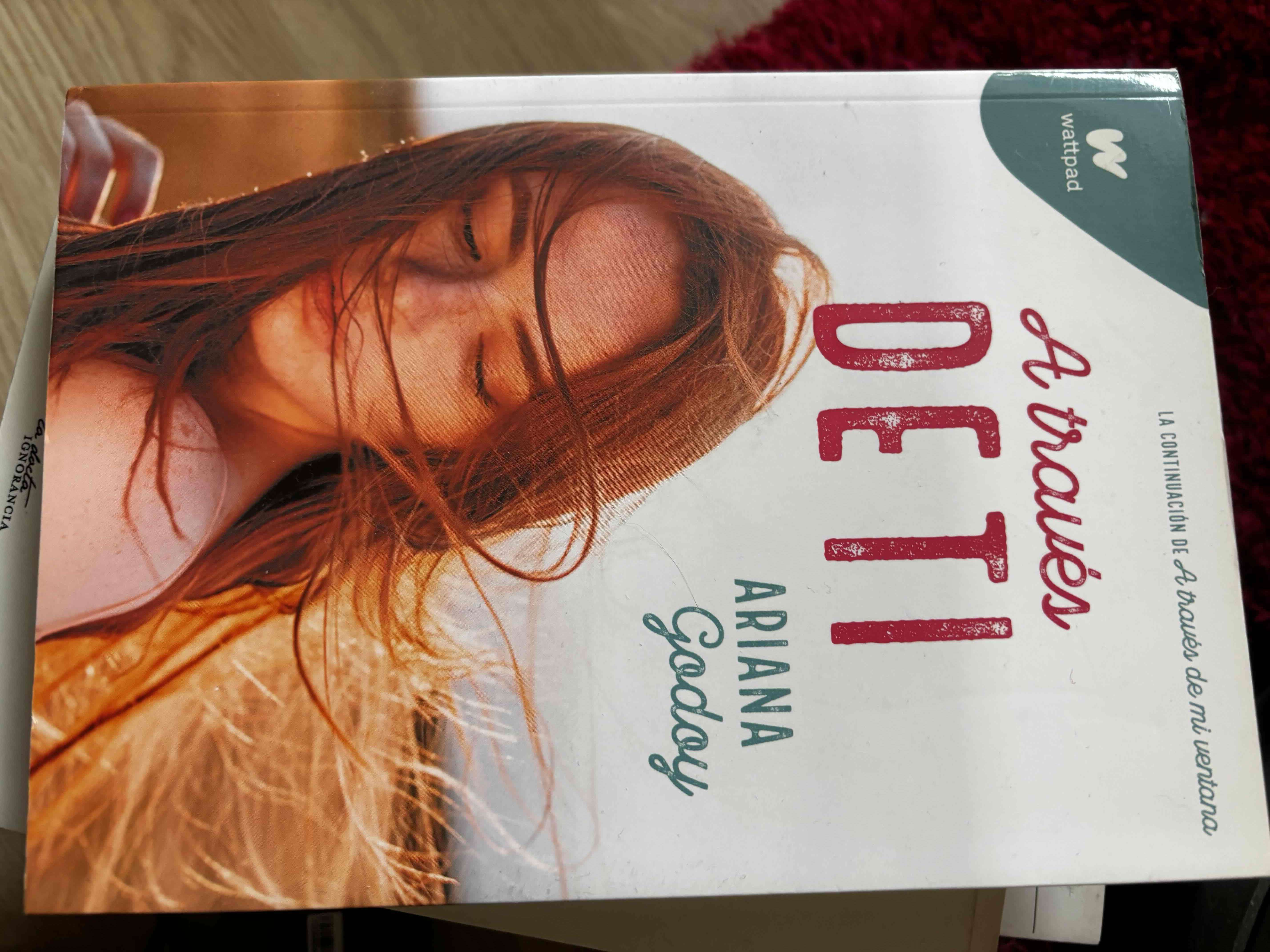 Libro 'A través de ti' de Ariana Godoy