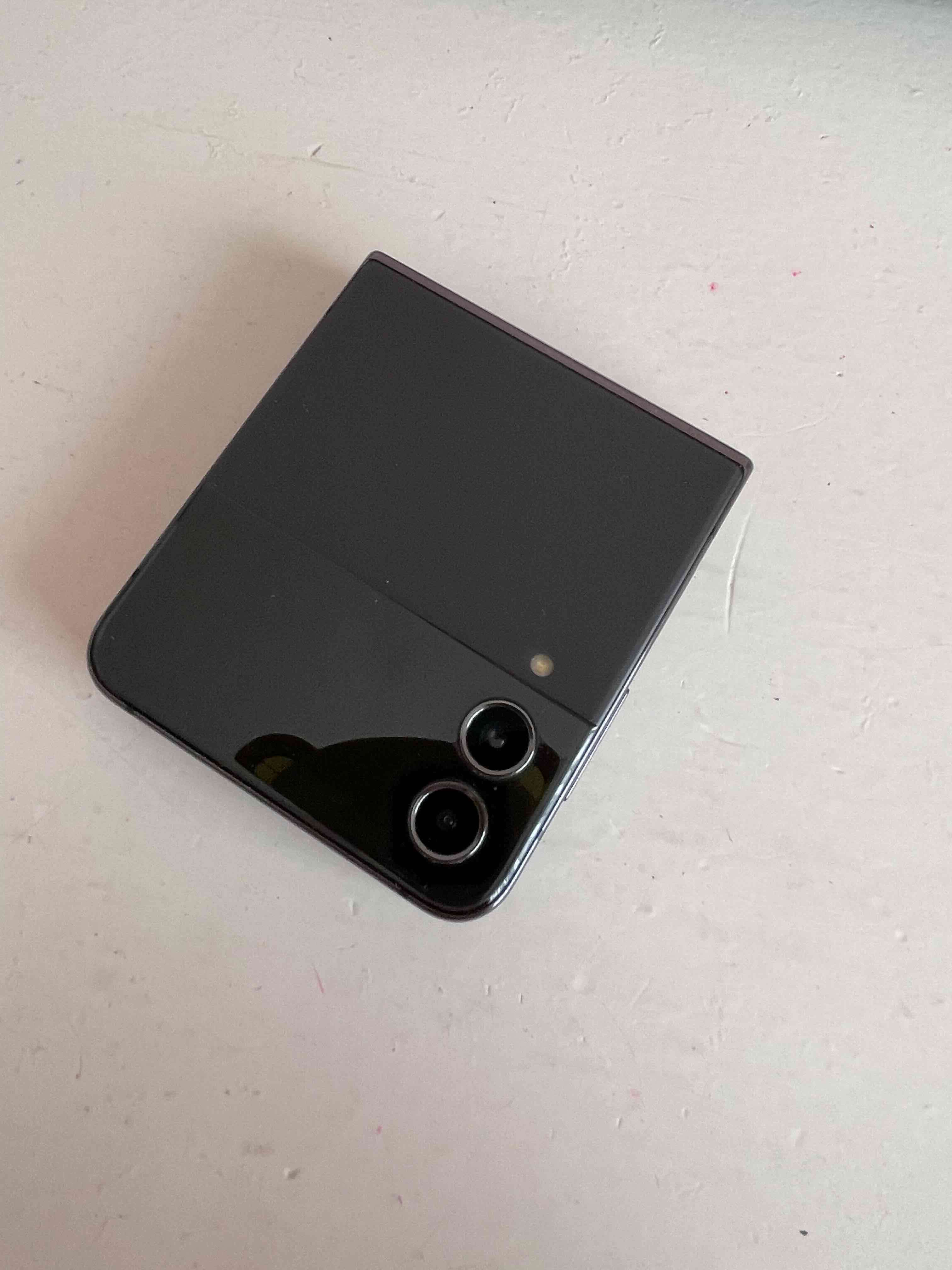 Samsung Galaxy Flip 4 - miniatura 1